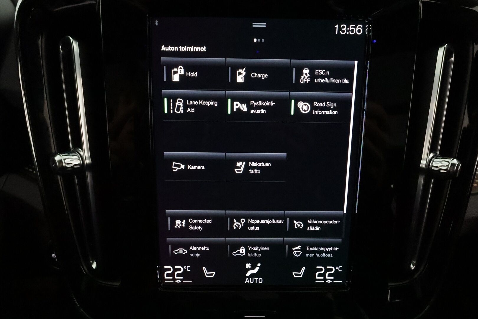 Volvo XC40 2022 T4 TwE R-Design Edition aut **Webasto / Koukku / Panorama / ACC / LED / P.Kamera / Sporttipenkit / Kaistavahti** - 3,99 % KORKOTARJOUS TÄHÄN AUTOON 21.9. ASTI! - 2x Latauskaapelit / Kahdet Renkaat / Merkkihuollettu!
