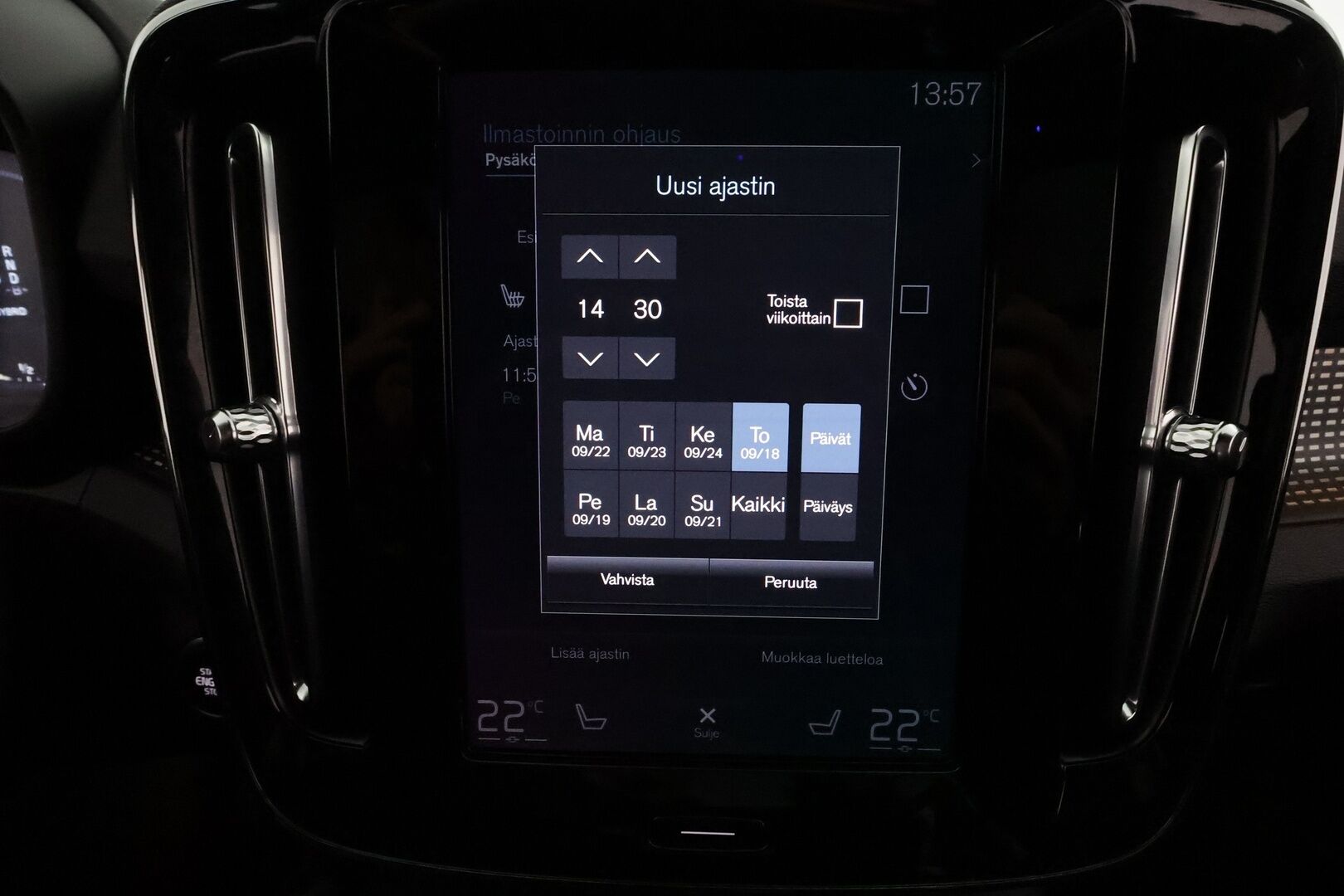 Volvo XC40 2022 T4 TwE R-Design Edition aut **Webasto / Koukku / Panorama / ACC / LED / P.Kamera / Sporttipenkit / Kaistavahti** - 3,99 % KORKOTARJOUS TÄHÄN AUTOON 21.9. ASTI! - 2x Latauskaapelit / Kahdet Renkaat / Merkkihuollettu!