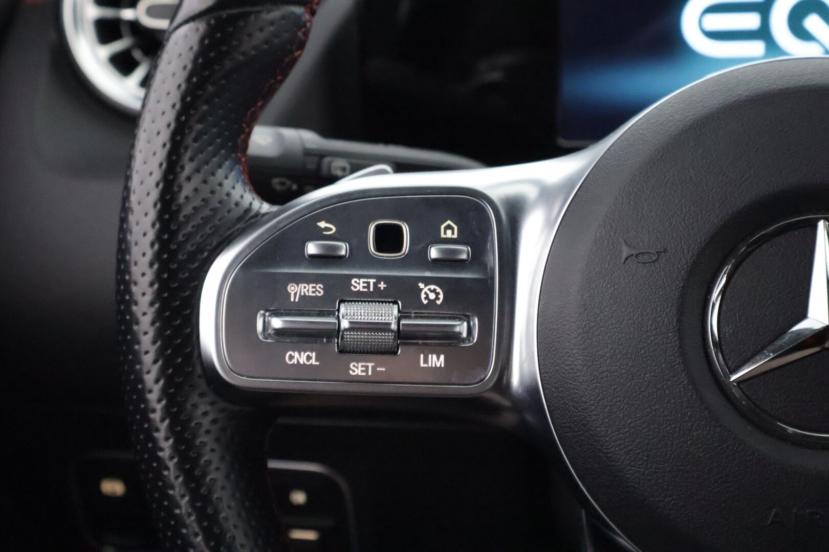 Mercedes-Benz EQA 2022 250 Business AMG - Vetokoukku | Peruutuskamera | Nahka-Alcantara | LED High Performance | Night Paketti | Comand Navi | Kahdet Vanteet | Merkkihuollot | Akku kuntotarkastettu!