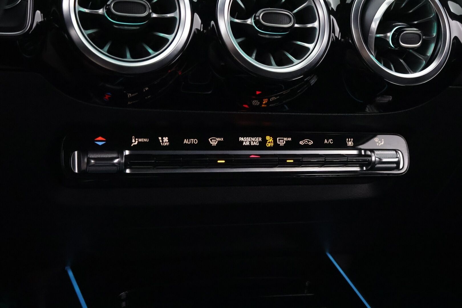 Mercedes-Benz EQA 2022 250 Business AMG - Vetokoukku | Peruutuskamera | Nahka-Alcantara | LED High Performance | Night Paketti | Comand Navi | Kahdet Vanteet | Merkkihuollot | Akku kuntotarkastettu!
