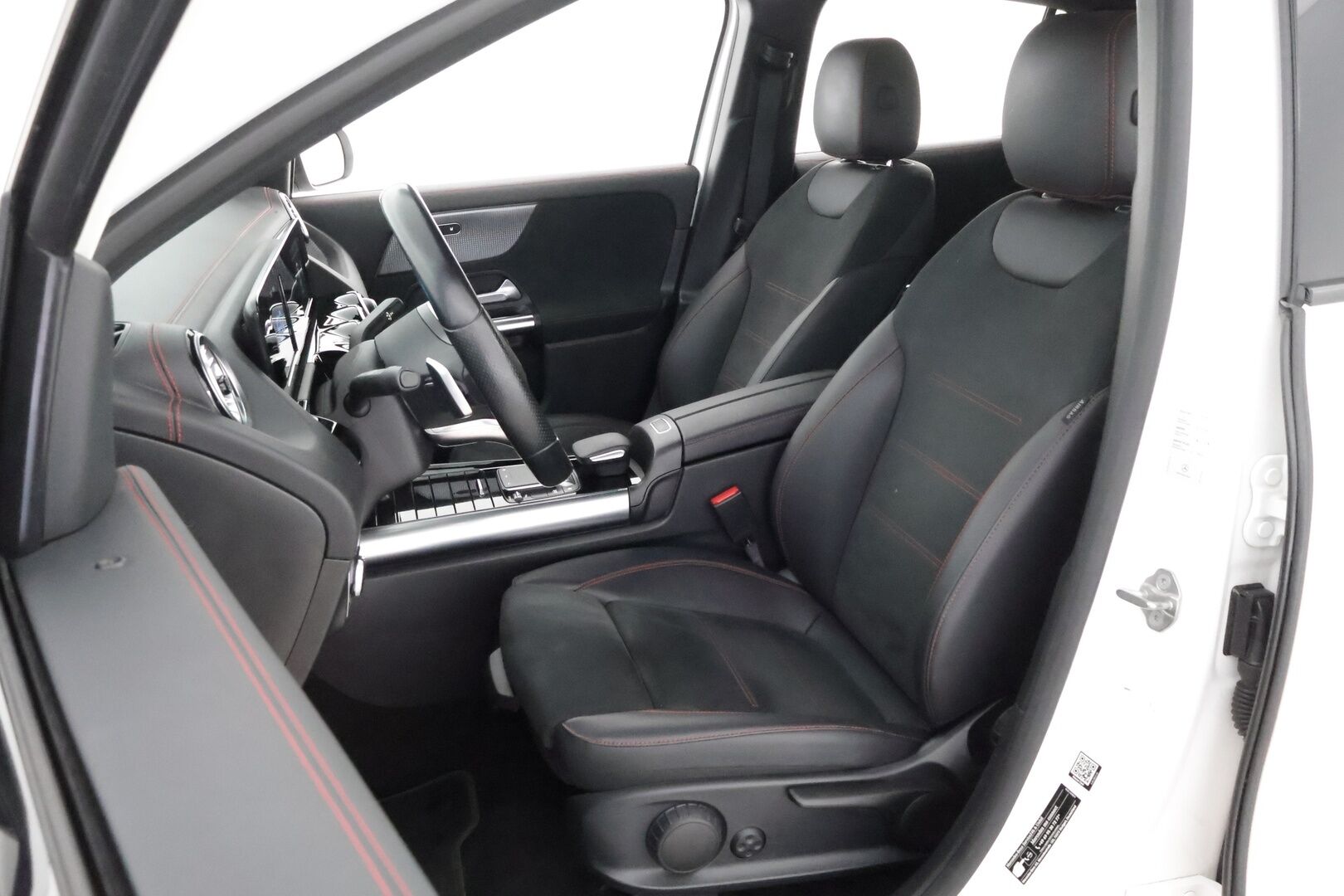 Mercedes-Benz EQA 2022 250 Business AMG * Vetokoukku / Peruutuskamera / Nahka-Alcantara / LED High Performance / Merkkihuollot - Night Paketti / Comand Navi / Kahdet Vanteet / Akku kuntotarkastettu! - HULLUT AVAJAISHULINAT KORKOTARJOUS 3,29 %