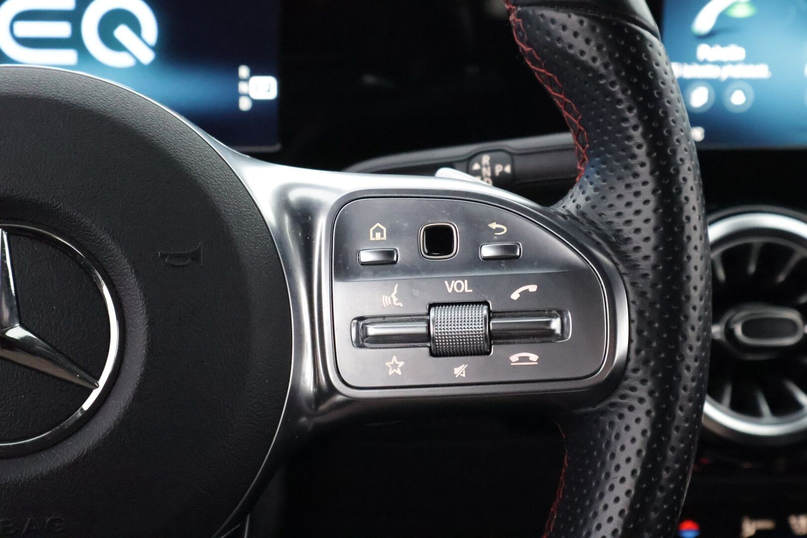 Mercedes-Benz EQA 2022 250 Business AMG - Vetokoukku | Peruutuskamera | Nahka-Alcantara | LED High Performance | Night Paketti | Comand Navi | Kahdet Vanteet | Merkkihuollot | Akku kuntotarkastettu!