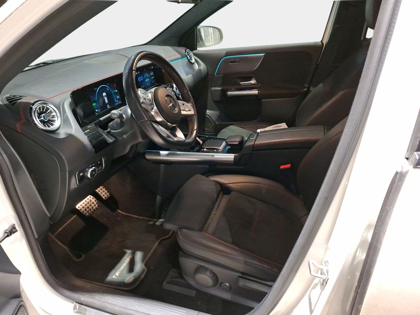 Mercedes-Benz EQA 2022 250 Business AMG * Vetokoukku / Peruutuskamera / Nahka-Alcantara / LED High Performance / Merkkihuollot - Night Paketti / Comand Navi / Juuri tullut Tampereelle!