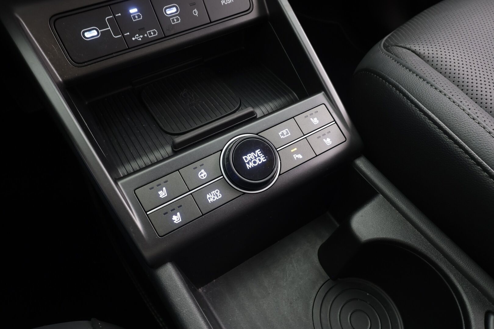 Hyundai KONA 2024 65 kWh 217 hv Premium - | ACC | ILP | Koukku | Bose | HUD | 360° | Ilmastoidut nahat | Lasikattoluukku | Muistipenkki | LED | Navi | Keyless | Ratinlämmitin | 2x Renkaat | Merkkihuollettu |