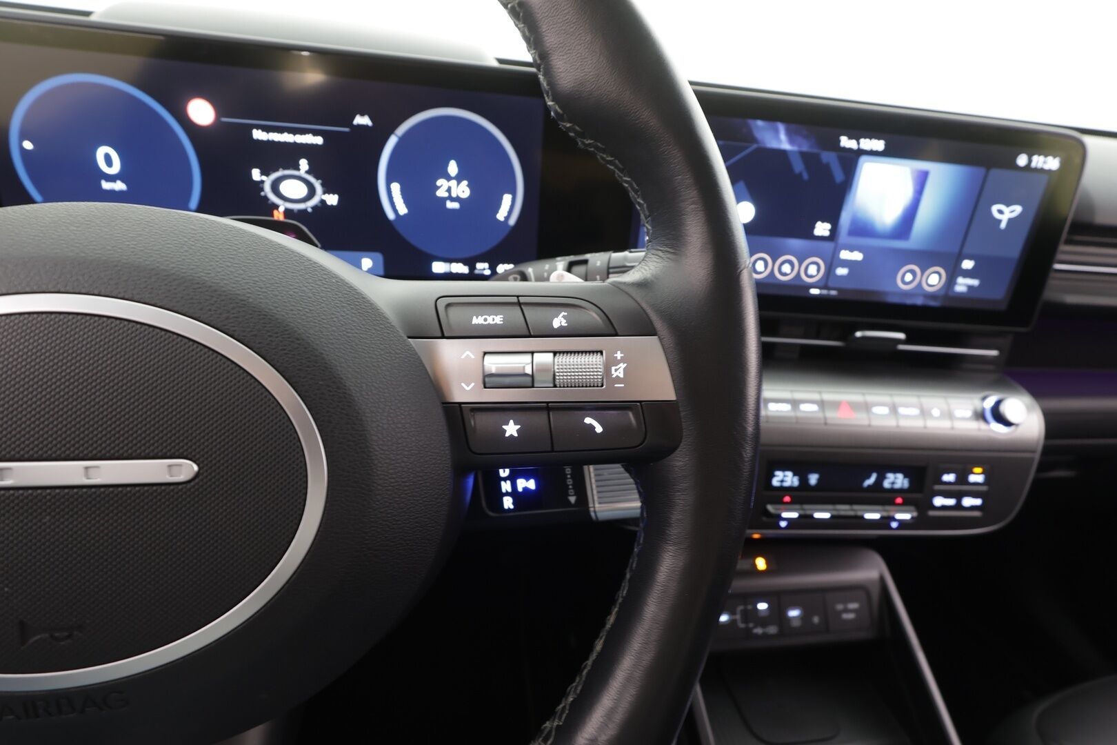 Hyundai KONA 2024 65 kWh 217 hv Premium - | ACC | ILP | Koukku | Bose | HUD | 360° | Ilmastoidut nahat | Lasikattoluukku | Muistipenkki | LED | Navi | Keyless | Ratinlämmitin | 2x Renkaat | Merkkihuollettu |