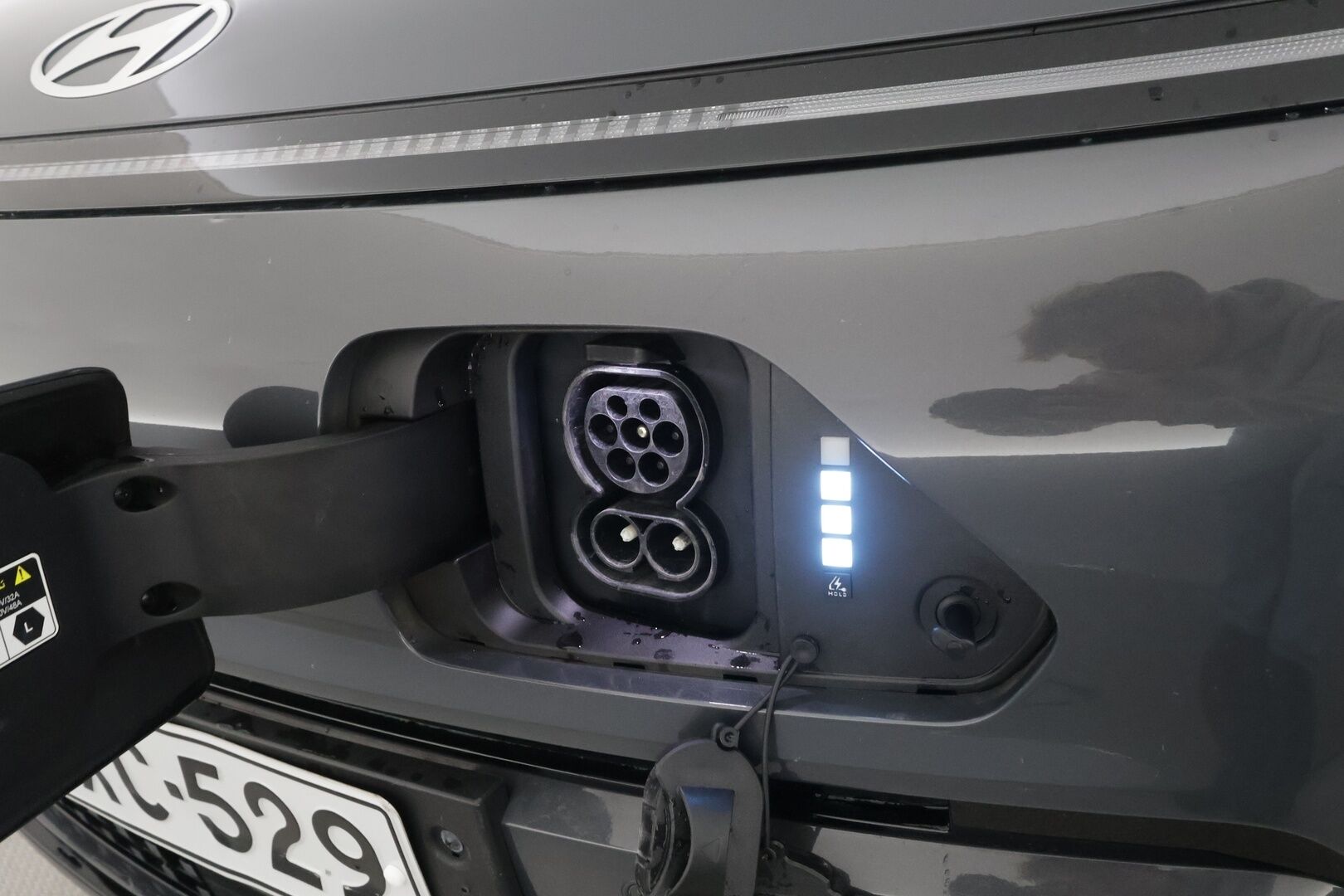 Hyundai KONA 2024 65 kWh 217 hv Premium - | ACC | ILP | Koukku | Bose | HUD | 360° | Ilmastoidut nahat | Lasikattoluukku | Muistipenkki | LED | Navi | Keyless | Ratinlämmitin | 2x Renkaat | Merkkihuollettu |