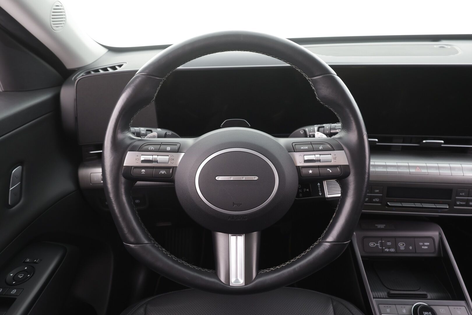 Hyundai KONA 2024 65 kWh 217 hv Premium - | ACC | ILP | Koukku | Bose | HUD | 360° | Ilmastoidut nahat | Lasikattoluukku | Muistipenkki | LED | Navi | Keyless | Ratinlämmitin | 2x Renkaat | Merkkihuollettu |