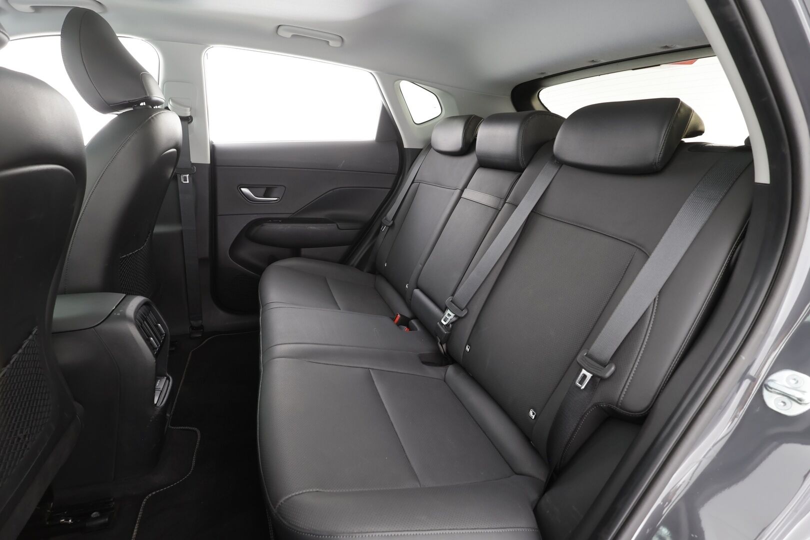 Hyundai KONA 2024 65 kWh 217 hv Premium - | ACC | ILP | Koukku | Bose | HUD | 360° | Ilmastoidut nahat | Lasikattoluukku | Muistipenkki | LED | Navi | Keyless | Ratinlämmitin | 2x Renkaat | Merkkihuollettu |