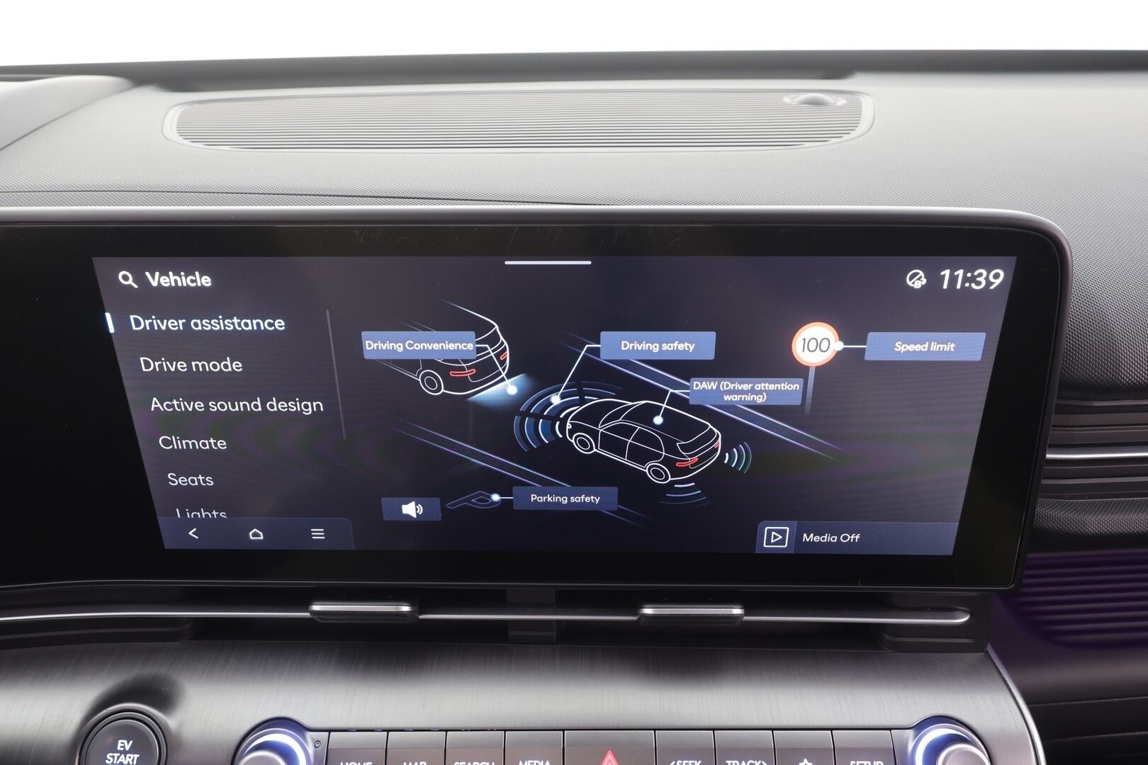 Hyundai KONA 2024 65 kWh 217 hv Premium - | ACC | ILP | Koukku | Bose | HUD | 360° | Ilmastoidut nahat | Lasikattoluukku | Muistipenkki | LED | Navi | Keyless | Ratinlämmitin | 2x Renkaat | Merkkihuollettu |