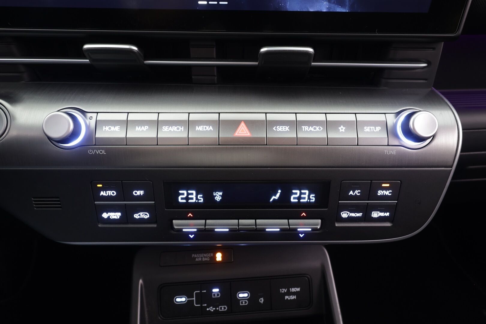 Hyundai KONA 2024 65 kWh 217 hv Premium - | ACC | ILP | Koukku | Bose | HUD | 360° | Ilmastoidut nahat | Lasikattoluukku | Muistipenkki | LED | Navi | Keyless | Ratinlämmitin | 2x Renkaat | Merkkihuollettu |