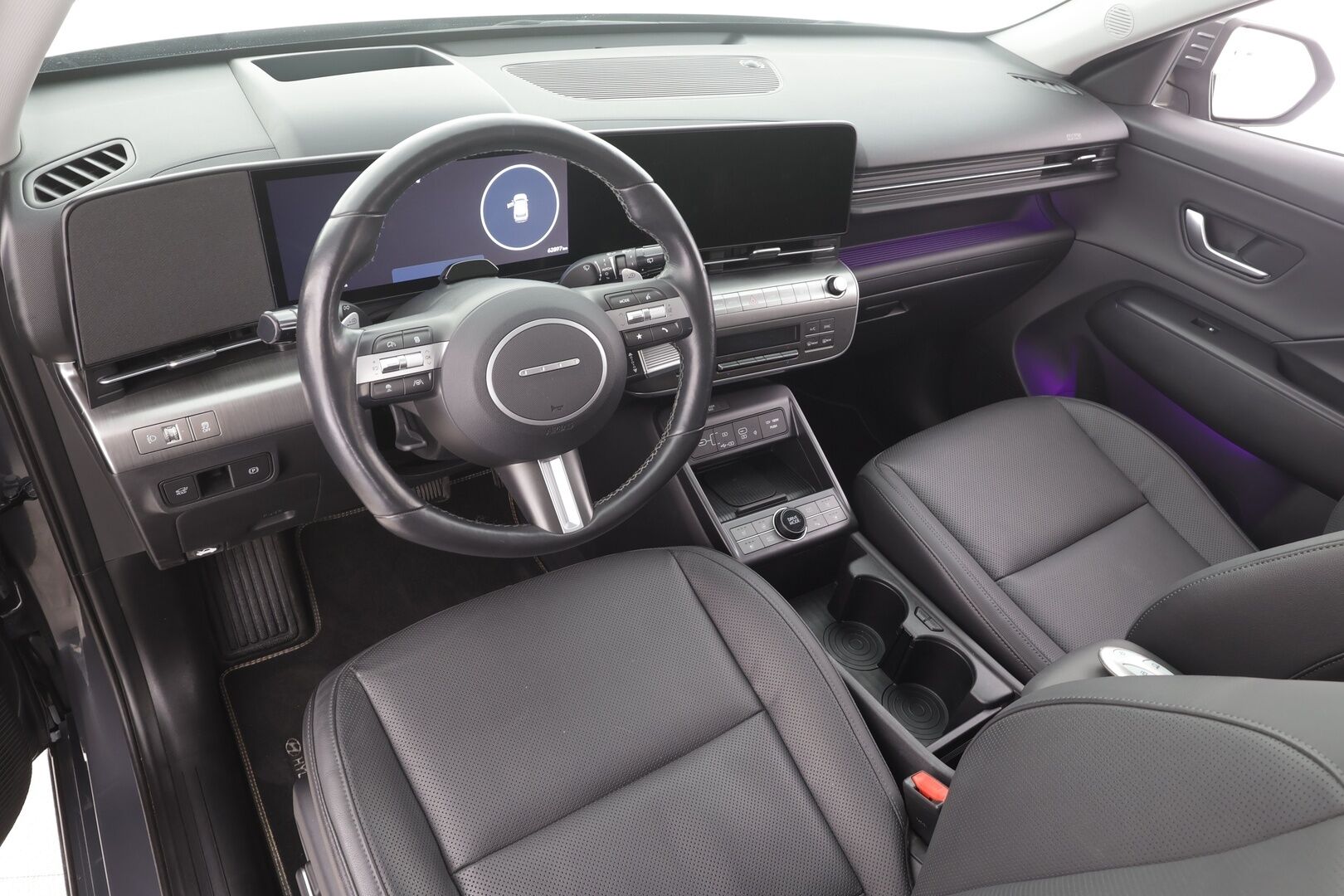 Hyundai KONA 2024 65 kWh 217 hv Premium - | ACC | ILP | Koukku | Bose | HUD | 360° | Ilmastoidut nahat | Lasikattoluukku | Muistipenkki | LED | Navi | Keyless | Ratinlämmitin | 2x Renkaat | Merkkihuollettu |
