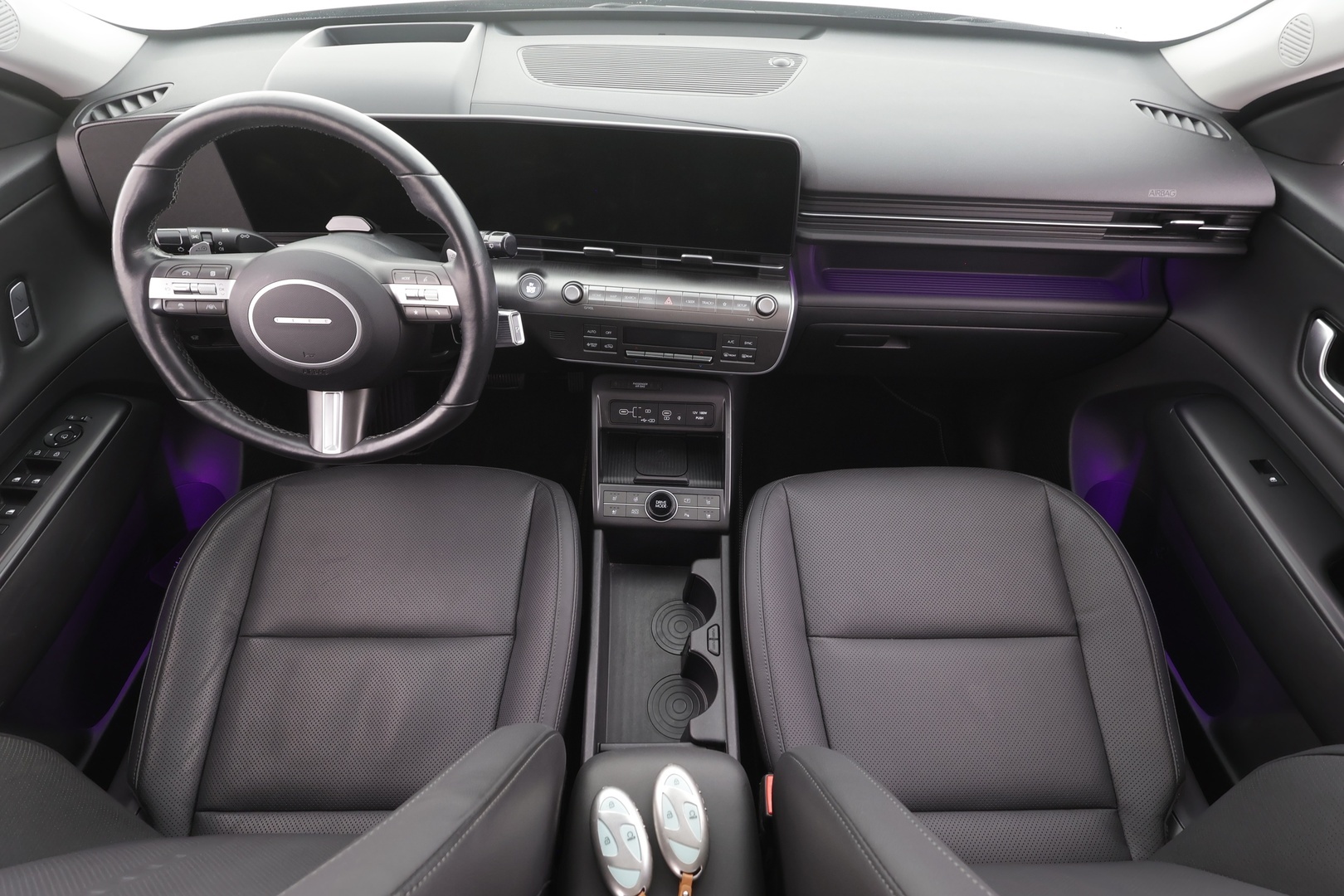 Hyundai KONA 2024 65 kWh 217 hv Premium - | ACC | ILP | Koukku | Bose | HUD | 360° | Ilmastoidut nahat | Lasikattoluukku | Muistipenkki | LED | Navi | Keyless | Ratinlämmitin | 2x Renkaat | Merkkihuollettu |