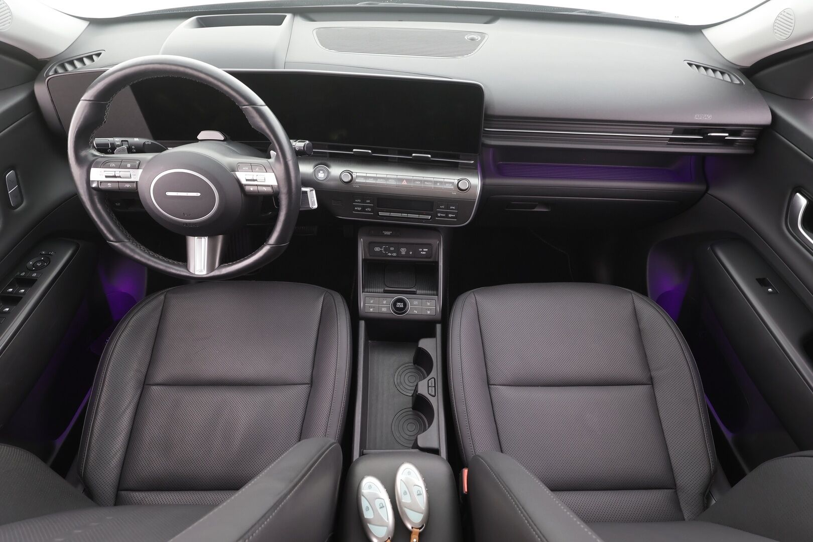 Hyundai KONA 2024 65 kWh 217 hv Premium - | ACC | ILP | Koukku | BOSE | HUD | 360° | Ilmastoidut nahat | Lasikattoluukku | Muistipenkki | LED | Navi | Keyless | Ratinlämmitin | 2x Renkaat | Merkkihuollettu |