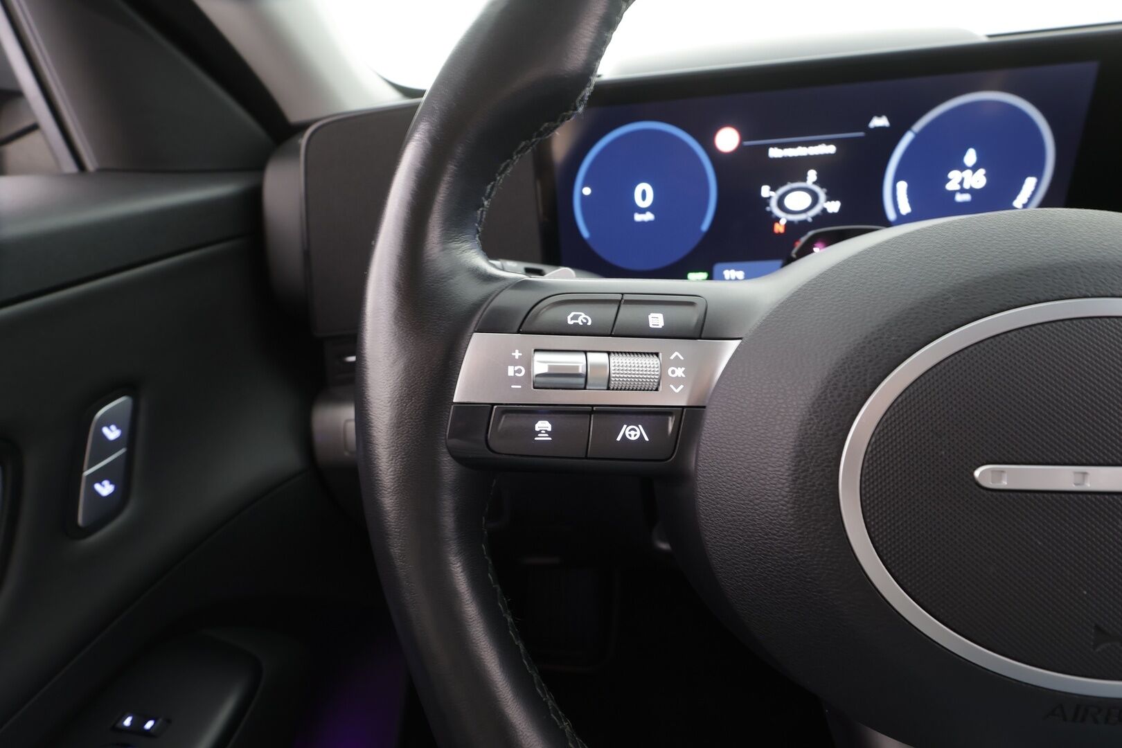 Hyundai KONA 2024 65 kWh 217 hv Premium - | ACC | ILP | Koukku | Bose | HUD | 360° | Ilmastoidut nahat | Lasikattoluukku | Muistipenkki | LED | Navi | Keyless | Ratinlämmitin | 2x Renkaat | Merkkihuollettu |