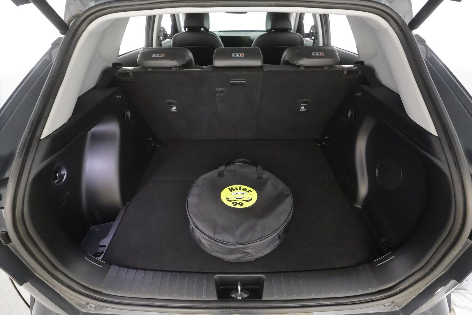 Hyundai KONA 2024 65 kWh 217 hv Premium - | ACC | ILP | Koukku | BOSE | HUD | 360° | Ilmastoidut nahat | Lasikattoluukku | Muistipenkki | LED | Navi | Keyless | Ratinlämmitin | 2x Renkaat | Merkkihuollettu |