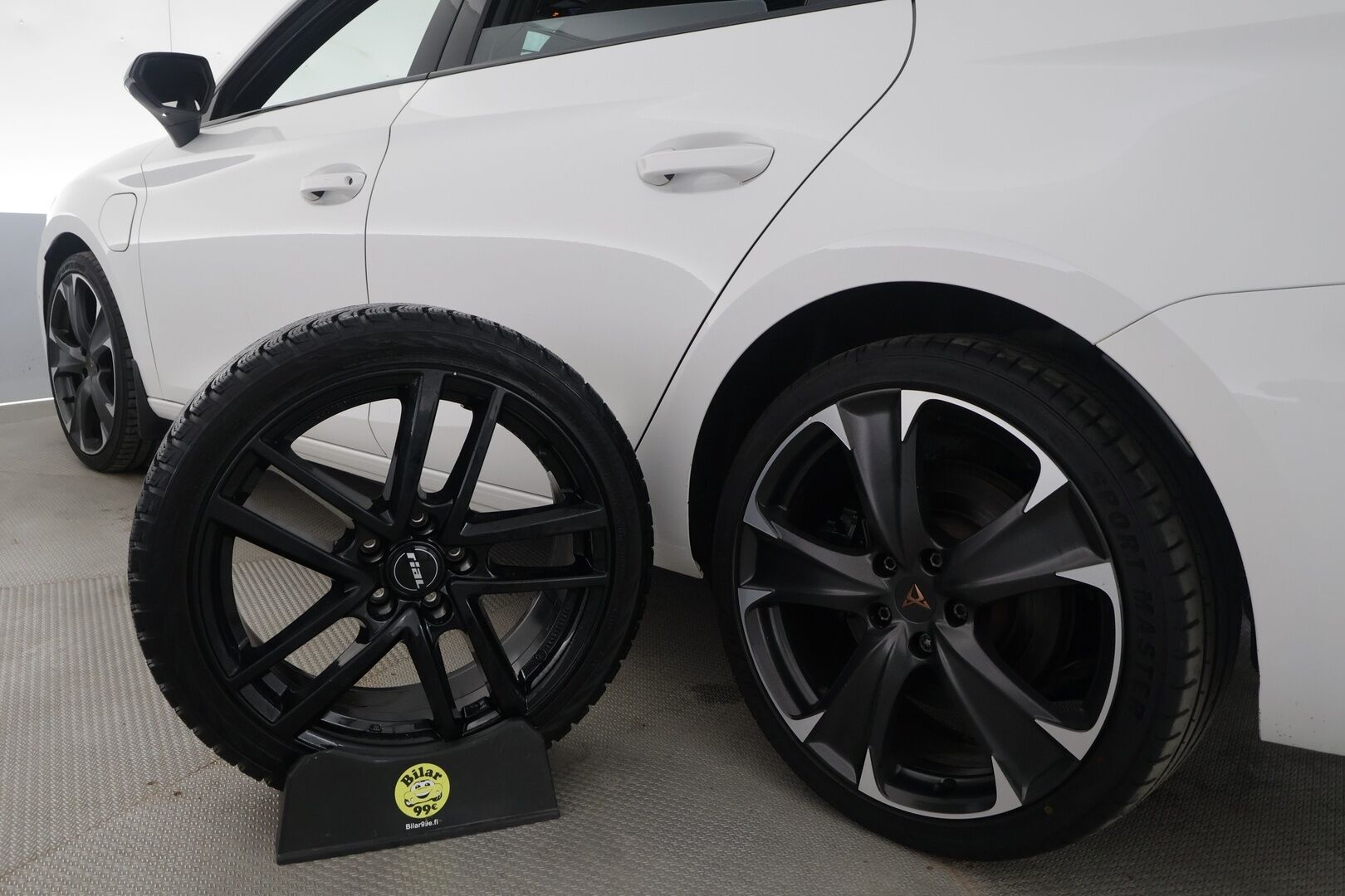 Cupra Leon Sportstourer 2021 1,4 PHEV 180 kW e-HYBRID DSG - | ACC | LED | P.Kamera | Koukku | Puolinahat | Ratinlämmitys | Kaistavahti | Keyless | Navi | Digimittaristo | Kahdet renkaat | - KORKO VAIN 3,99 %