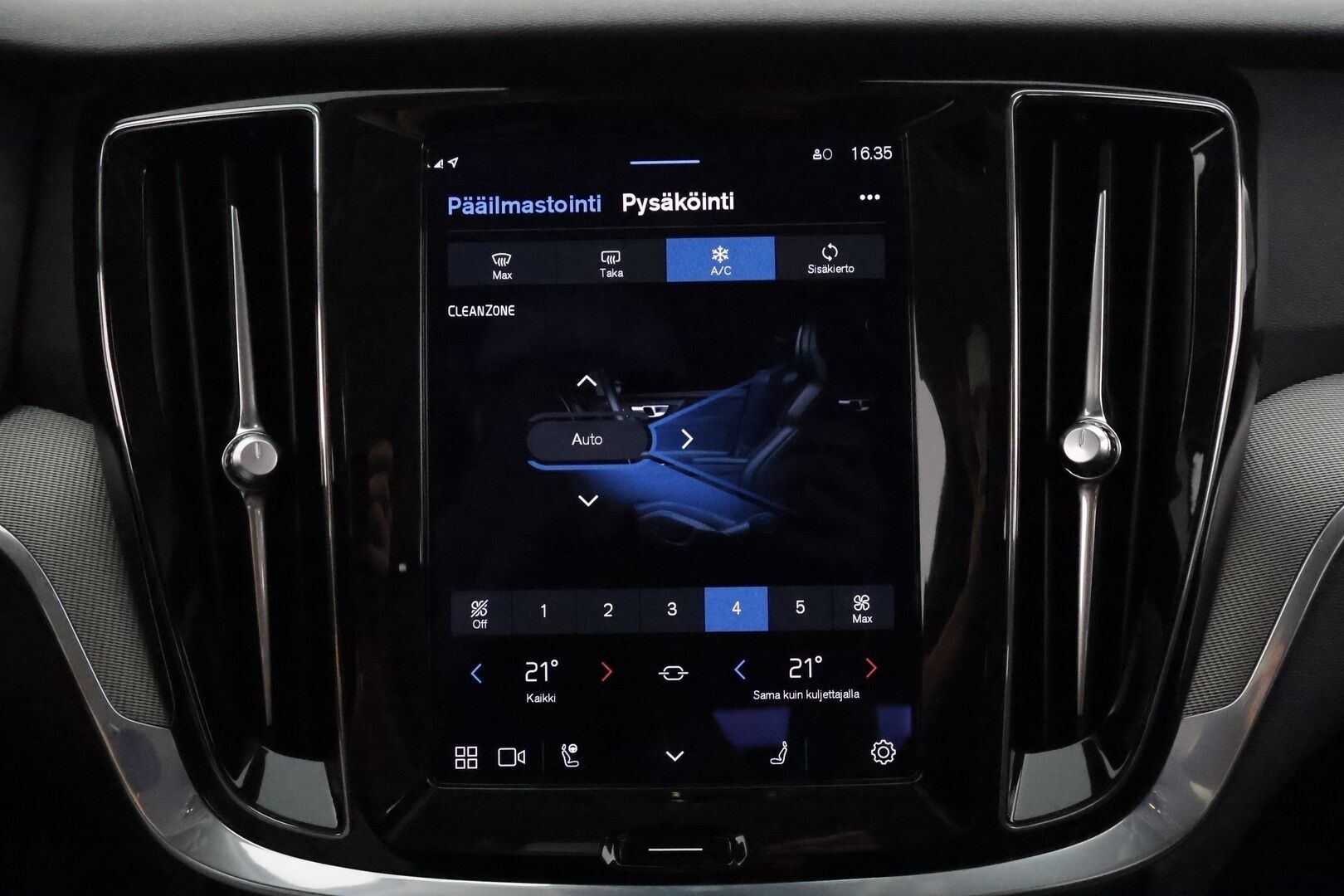 Volvo V60 2023 T6 AWD Long Range Core Bright aut * Lisälämmitin / Adapt.Vakkari / Full LED / Vetokoukku / Nahkasisusta / Navi / 360-Kamera - Akku kuntotarkastettu SoH 97,2% / 2x Latauskaapelit / Kahdet Renkaat