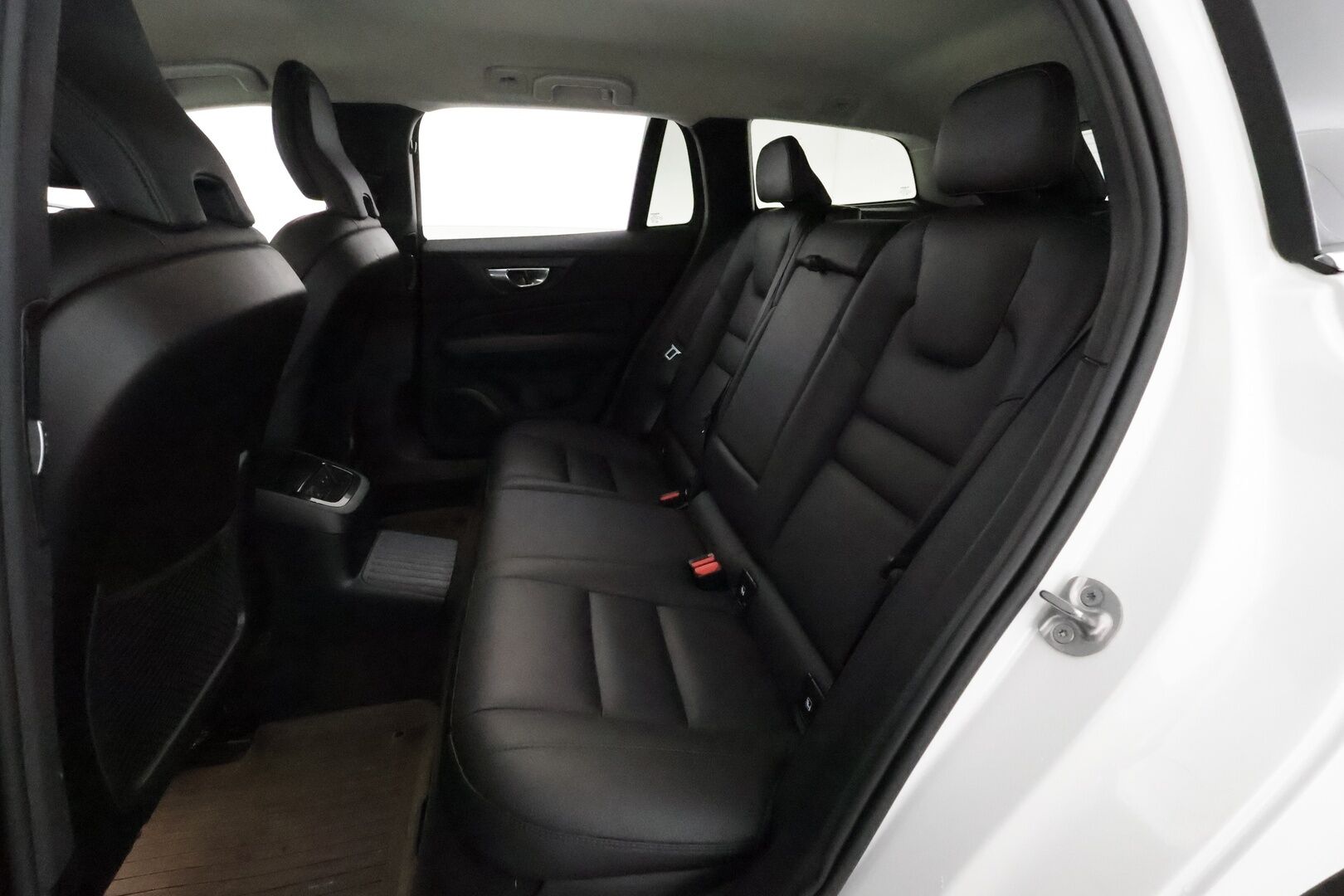 Volvo V60 2023 T6 AWD Long Range Core Bright aut * Lisälämmitin / Adapt.Vakkari / Full LED / Vetokoukku / Nahkasisusta / Navi / 360-Kamera - 3,99 % KORKOTARJOUS TÄHÄN AUTOON 28.9. ASTI! - Akku kuntotarkastettu SoH 97,2% / 2x Latauskaapelit / Kahdet Renkaat