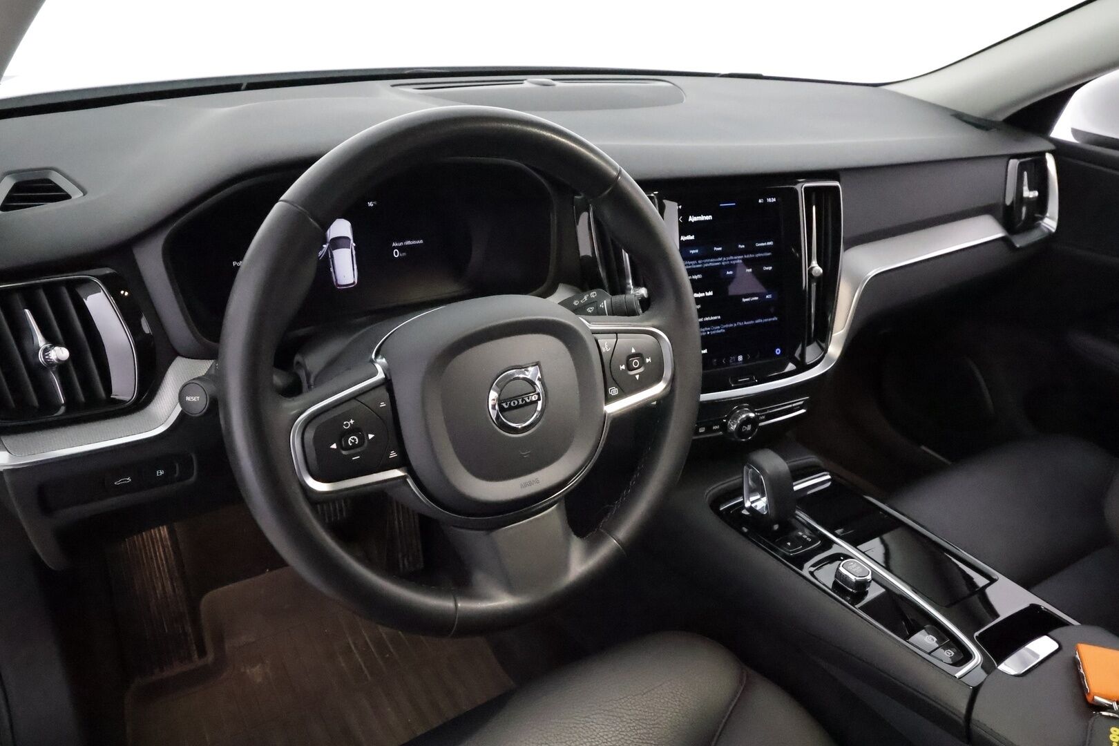 Volvo V60 2023 T6 AWD Long Range Core Bright aut * Lisälämmitin / Adapt.Vakkari / Full LED / Vetokoukku / Nahkasisusta / Navi / 360-Kamera - Akku kuntotarkastettu SoH 97,2% / 2x Latauskaapelit / Kahdet Renkaat