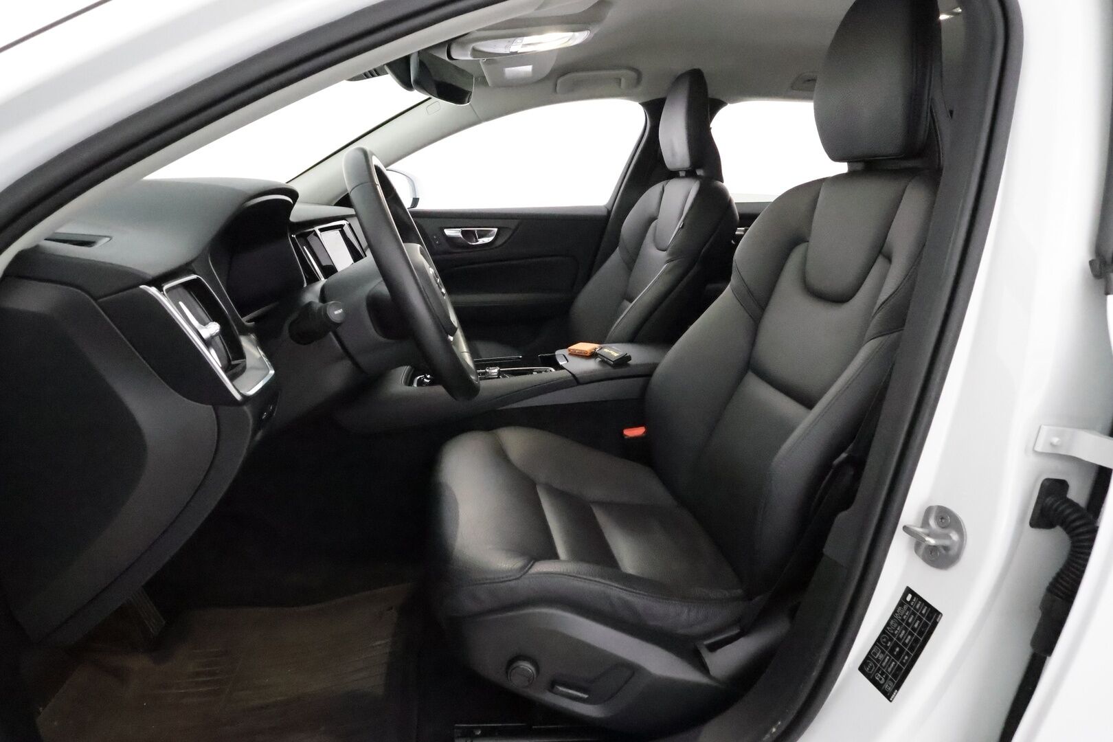 Volvo V60 2023 T6 AWD Long Range Core Bright aut * Lisälämmitin / Adapt.Vakkari / Full LED / Vetokoukku / Nahkasisusta / Navi / 360-Kamera - Akku kuntotarkastettu SoH 97,2% / 2x Latauskaapelit / Kahdet Renkaat