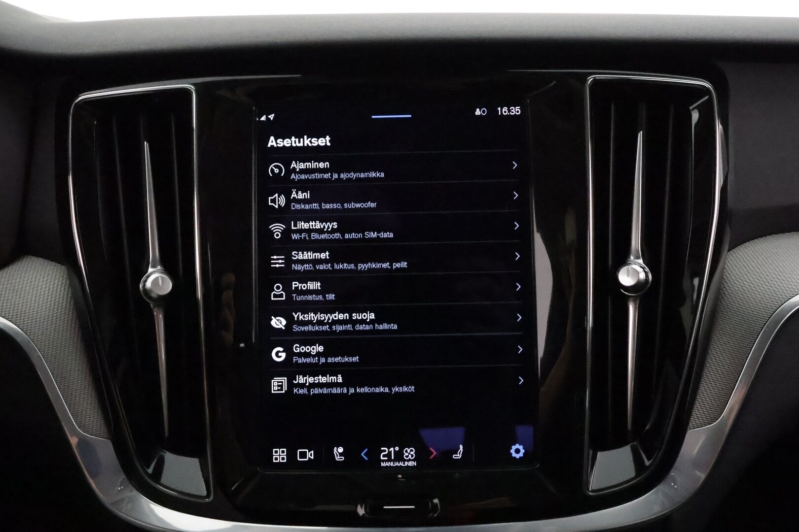 Volvo V60 2023 T6 AWD Long Range Core Bright aut * Lisälämmitin / Adapt.Vakkari / Full LED / Vetokoukku / Nahkasisusta / Navi / 360-Kamera - 3,99 % KORKOTARJOUS TÄHÄN AUTOON 28.9. ASTI! - Akku kuntotarkastettu SoH 97,2% / 2x Latauskaapelit / Kahdet Renkaat
