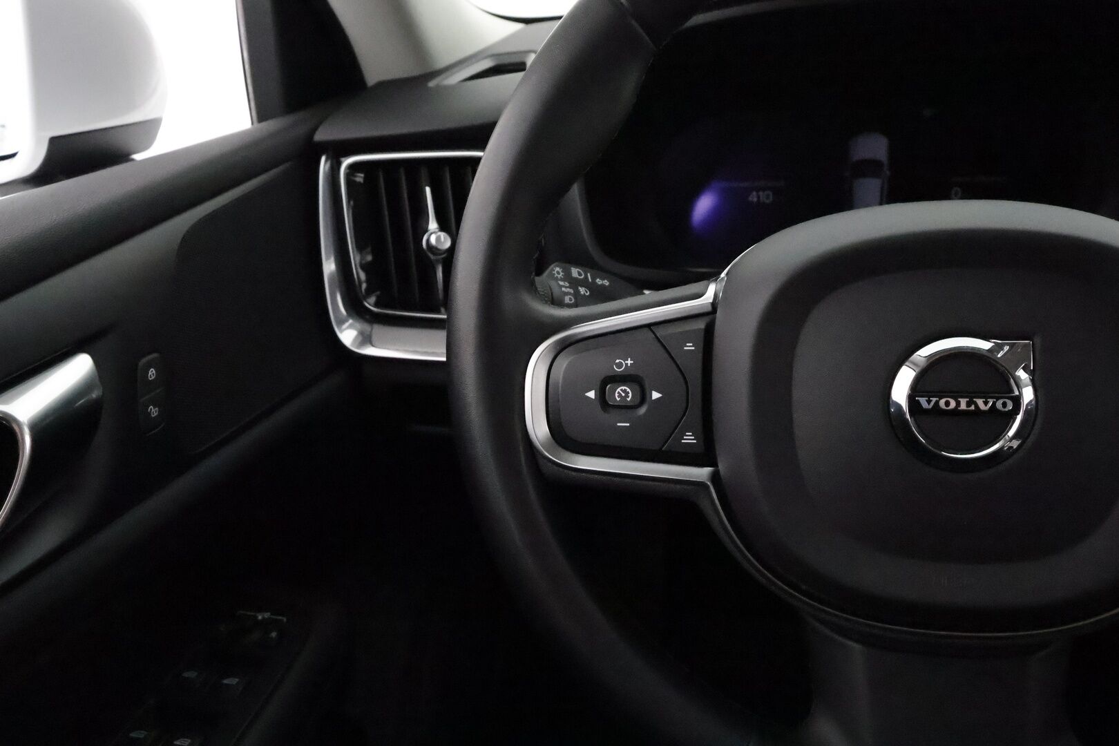 Volvo V60 2023 T6 AWD Long Range Core Bright aut * Lisälämmitin / Adapt.Vakkari / Full LED / Vetokoukku / Nahkasisusta / Navi / 360-Kamera - Akku kuntotarkastettu SoH 97,2% / 2x Latauskaapelit / Kahdet Renkaat