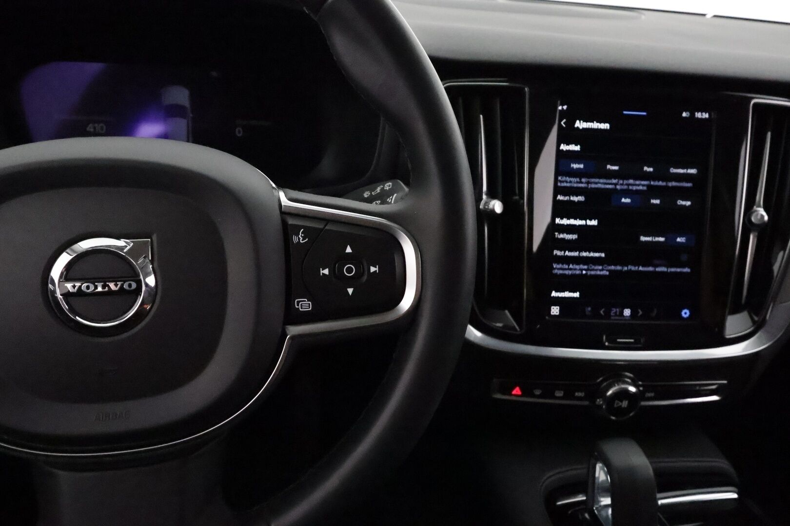 Volvo V60 2023 T6 AWD Long Range Core Bright aut * Lisälämmitin / Adapt.Vakkari / Full LED / Vetokoukku / Nahkasisusta / Navi / 360-Kamera - Akku kuntotarkastettu SoH 97,2% / 2x Latauskaapelit / Kahdet Renkaat