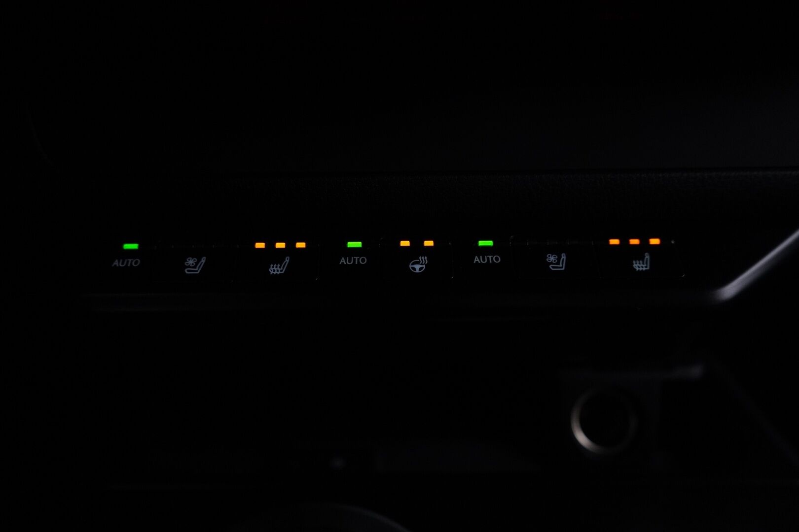 Lexus UX 2022 300e Premium *ACC / Kamera / Ilmastoidut nahat / Keyless* - Kahdet renkaat vanteilla