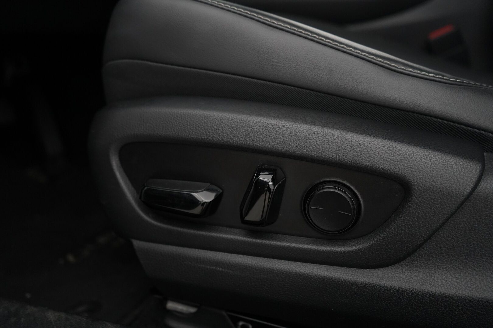 Lexus UX 2022 300e Premium *ACC / Kamera / Ilmastoidut nahat / Keyless* - Kahdet renkaat vanteilla