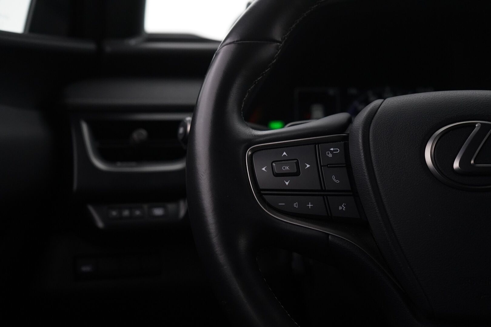 Lexus UX 2022 300e Premium *ACC / Kamera / Ilmastoidut nahat / Keyless* - Kahdet renkaat vanteilla