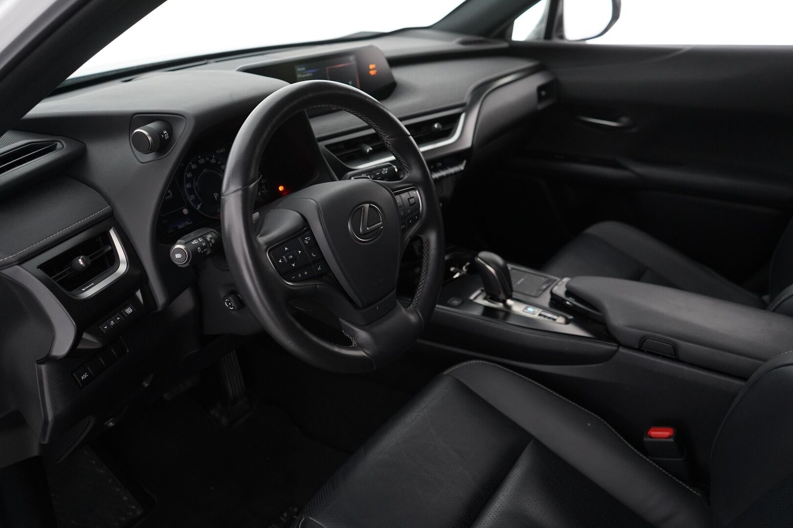 Lexus UX 2022 300e Premium *ACC / Kamera / Ilmastoidut nahat / Keyless* - Kahdet renkaat vanteilla