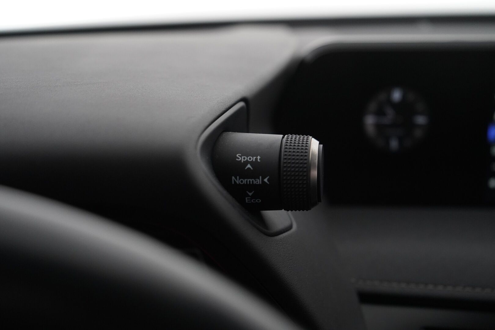 Lexus UX 2022 300e Premium *ACC / Kamera / Ilmastoidut nahat / Keyless* - Kahdet renkaat vanteilla