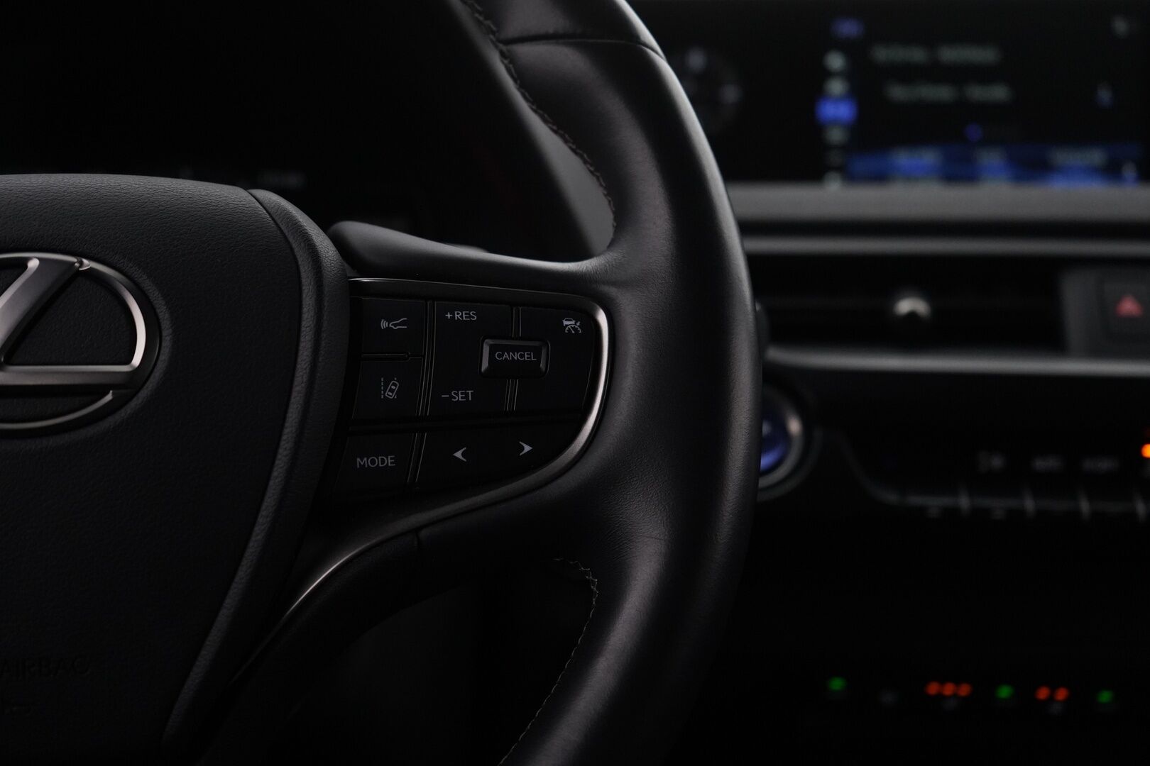 Lexus UX 2022 300e Premium *ACC / Kamera / Ilmastoidut nahat / Keyless* - Kahdet renkaat vanteilla