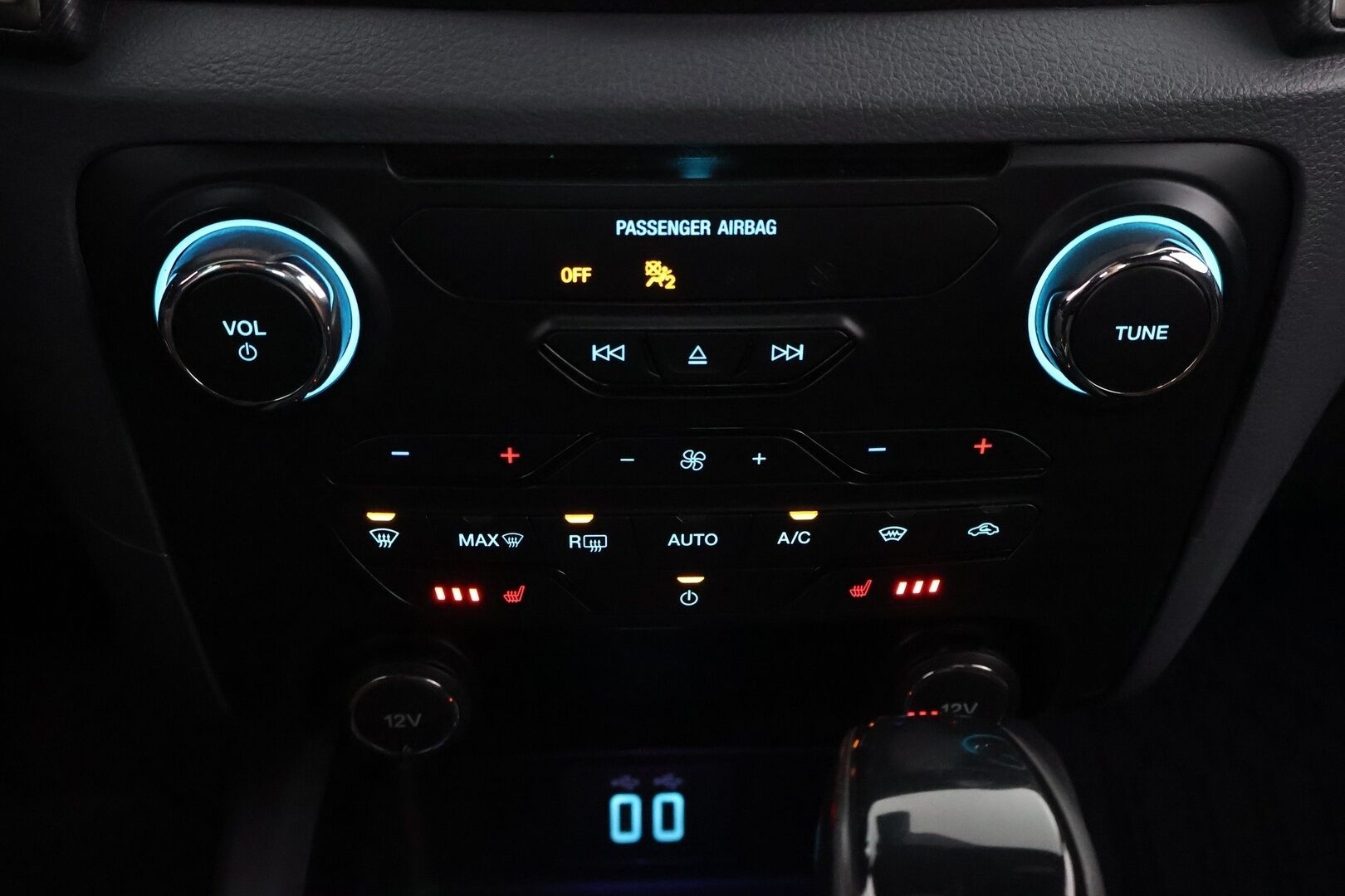 Ford Ranger 2017 Double Cab 3,2TDCi 200 hv A6 Wildtrak 4x4 - Webasto / Adapt.Vakkari / Peruutuskamera / Vetokoukku / Puolinahkasisusta / Lämpölasi / Kahdet hyvät renkaat!