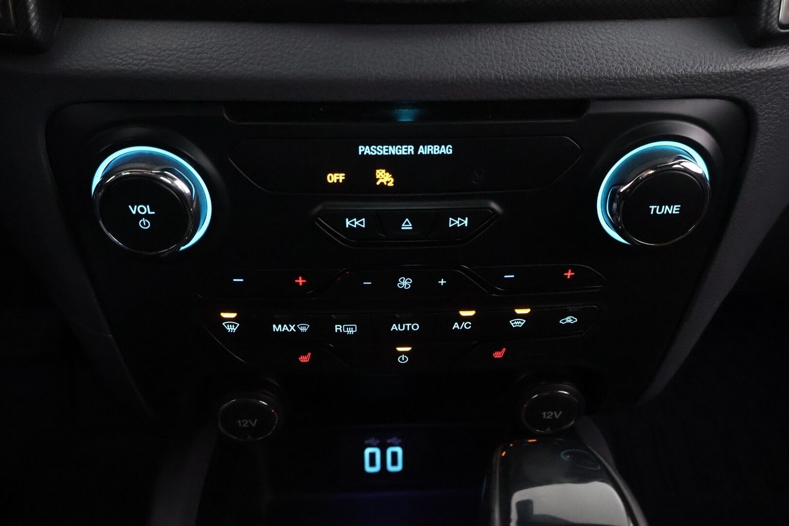 Ford Ranger 2017 Double Cab 3,2TDCi 200 hv A6 Wildtrak 4x4 - Webasto / Adapt.Vakkari / Peruutuskamera / Vetokoukku / Puolinahkasisusta / Lämpölasi / Kahdet hyvät renkaat!