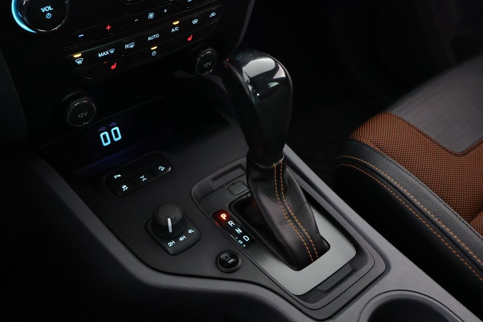 Ford Ranger 2017 Double Cab 3,2TDCi 200 hv A6 Wildtrak 4x4 - Webasto / Adapt.Vakkari / Peruutuskamera / Vetokoukku / Puolinahkasisusta / Lämpölasi / Kahdet hyvät renkaat!