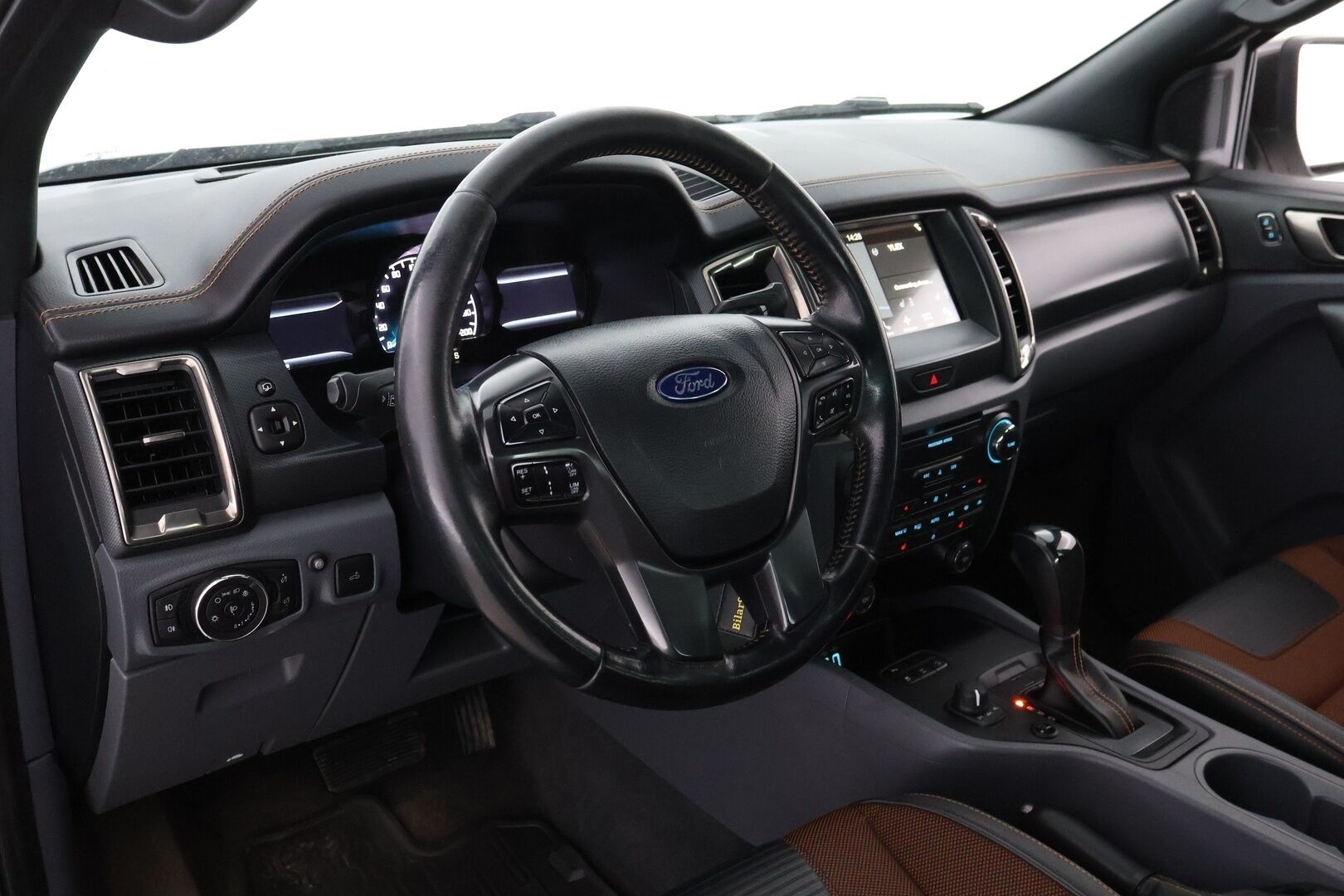 Ford Ranger 2017 Double Cab 3,2TDCi 200 hv A6 Wildtrak 4x4 - Webasto / Adapt.Vakkari / Peruutuskamera / Vetokoukku / Puolinahkasisusta / Lämpölasi / Kahdet hyvät renkaat!