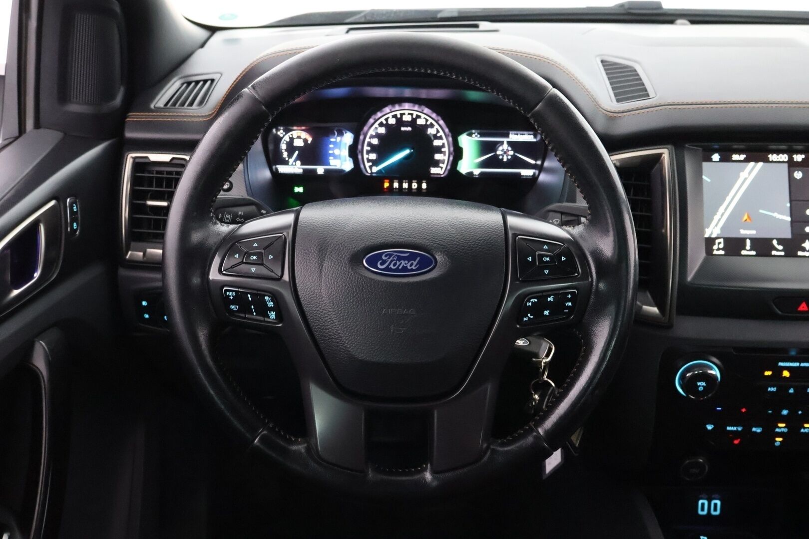 Ford Ranger 2017 Double Cab 3,2TDCi 200 hv A6 Wildtrak 4x4 - Webasto / Adapt.Vakkari / Peruutuskamera / Vetokoukku / Puolinahkasisusta / Lämpölasi / Kahdet hyvät renkaat!