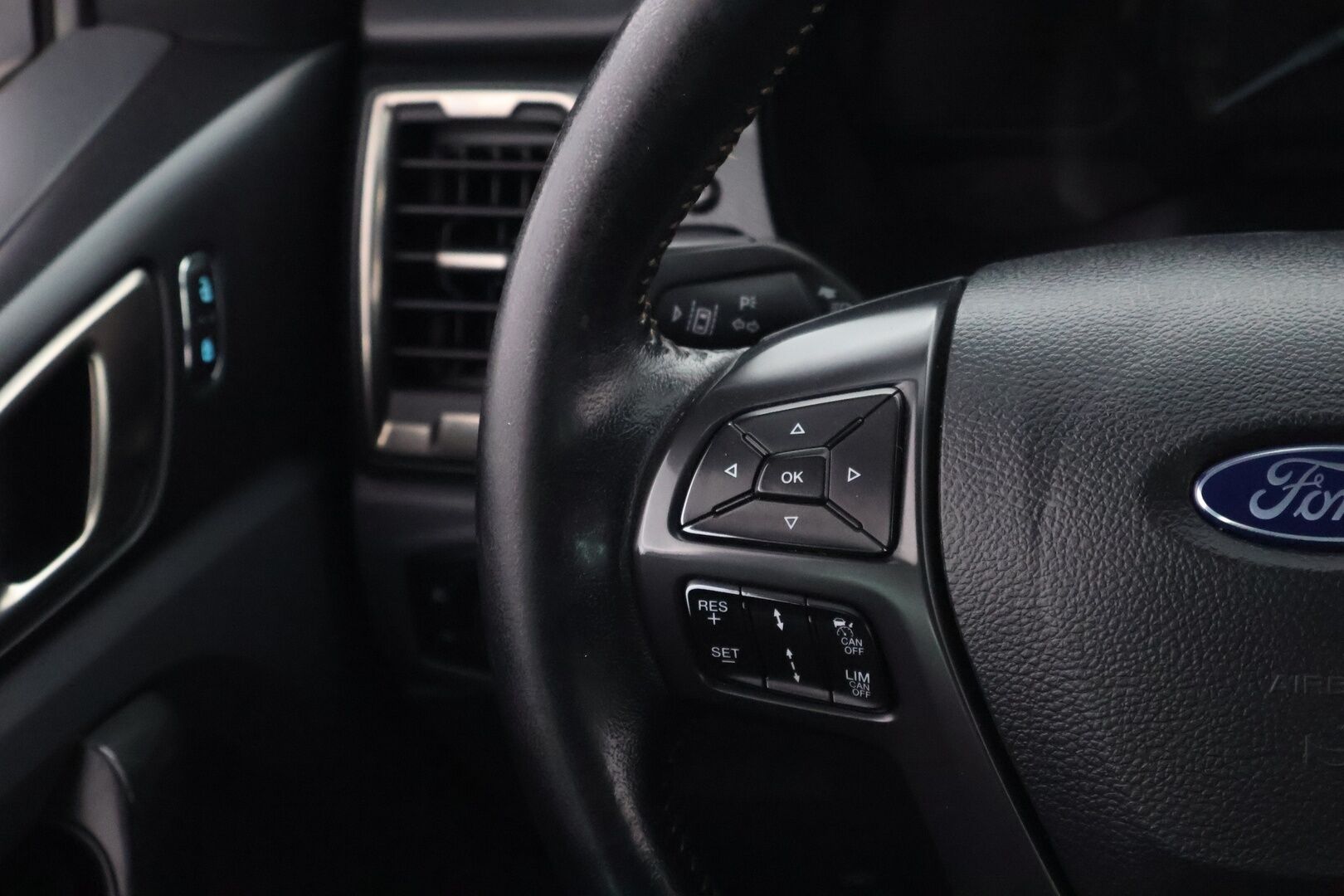Ford Ranger 2017 Double Cab 3,2TDCi 200 hv A6 Wildtrak 4x4 - Webasto / Adapt.Vakkari / Peruutuskamera / Vetokoukku / Puolinahkasisusta / Lämpölasi / Kahdet hyvät renkaat!