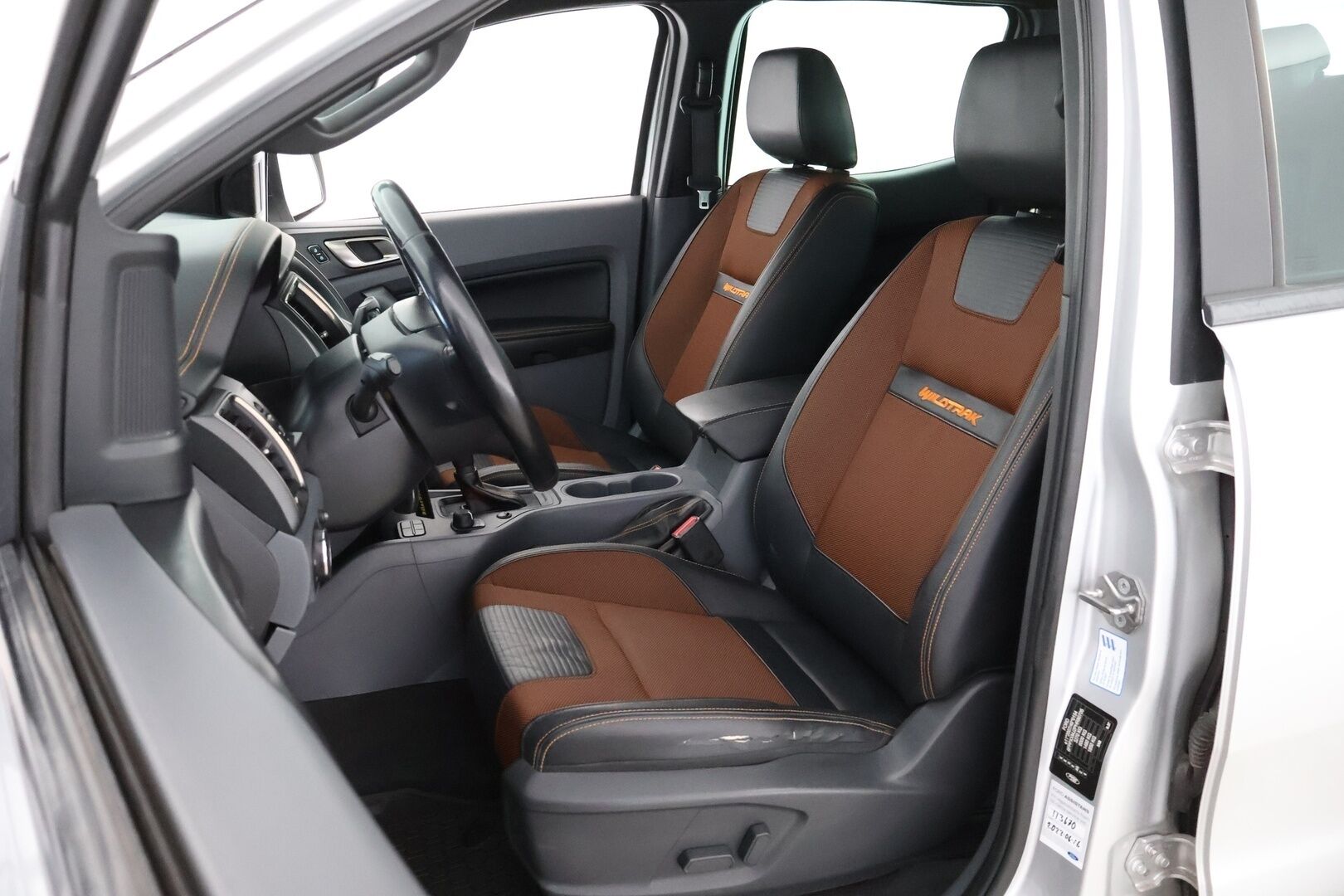 Ford Ranger 2017 Double Cab 3,2TDCi 200 hv A6 Wildtrak 4x4 - Webasto / Adapt.Vakkari / Peruutuskamera / Vetokoukku / Puolinahkasisusta / Lämpölasi / Kahdet hyvät renkaat!