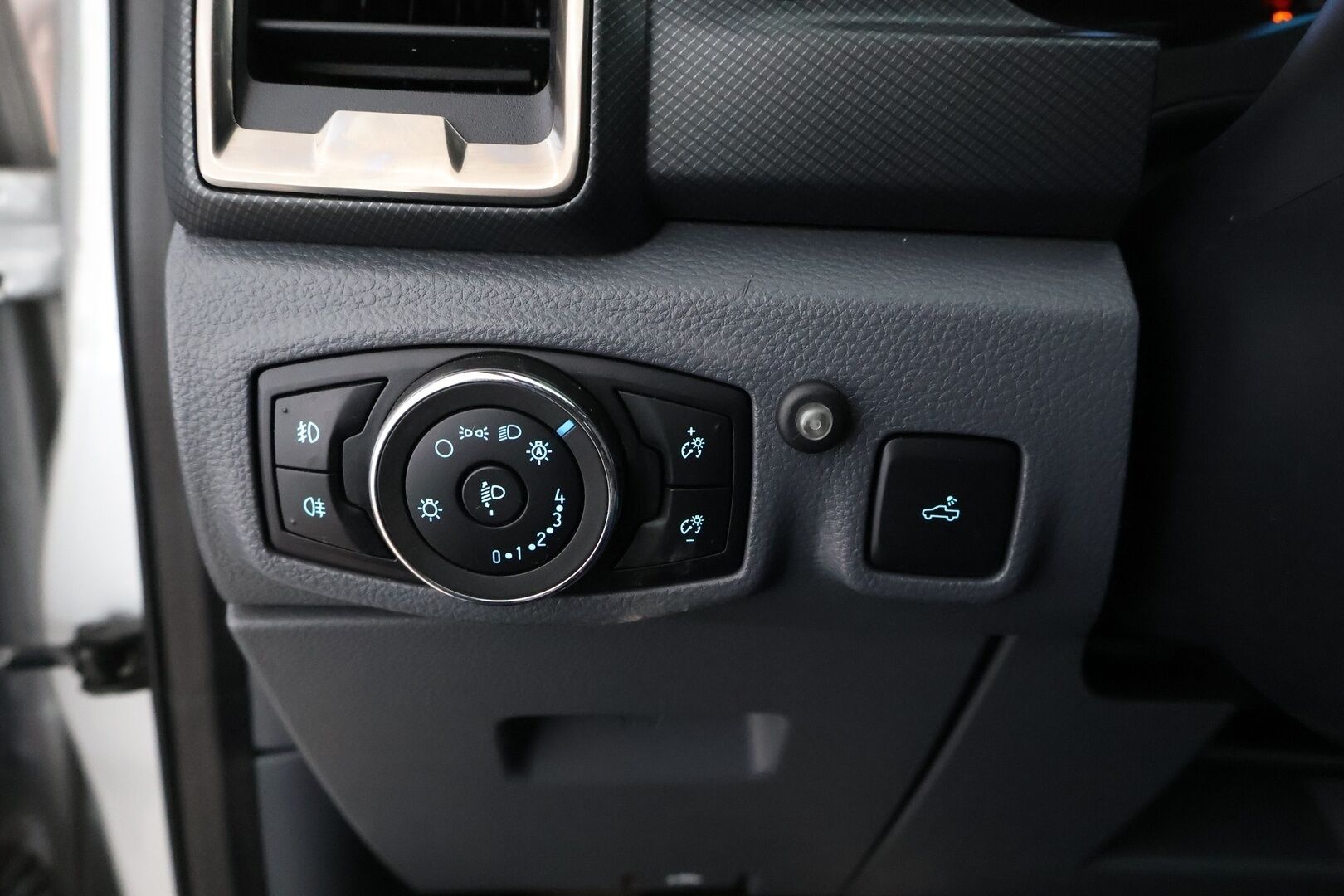 Ford Ranger 2017 Double Cab 3,2TDCi 200 hv A6 Wildtrak 4x4 - Webasto / Adapt.Vakkari / Peruutuskamera / Vetokoukku / Puolinahkasisusta / Lämpölasi / Kahdet hyvät renkaat!