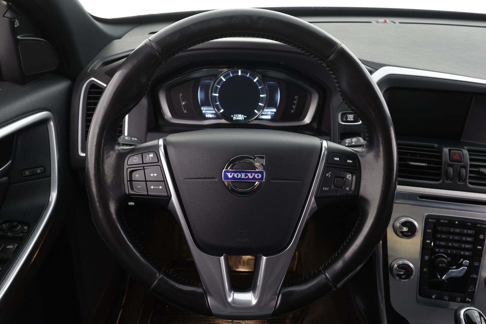 Volvo XC60 2016 D4 AWD Ocean Race aut * Webasto / Koukku / ACC / Panorama / Xenon / P.Tutkat / Navi / Kaistavahti * - Kahdet renkaat aluvanteilla