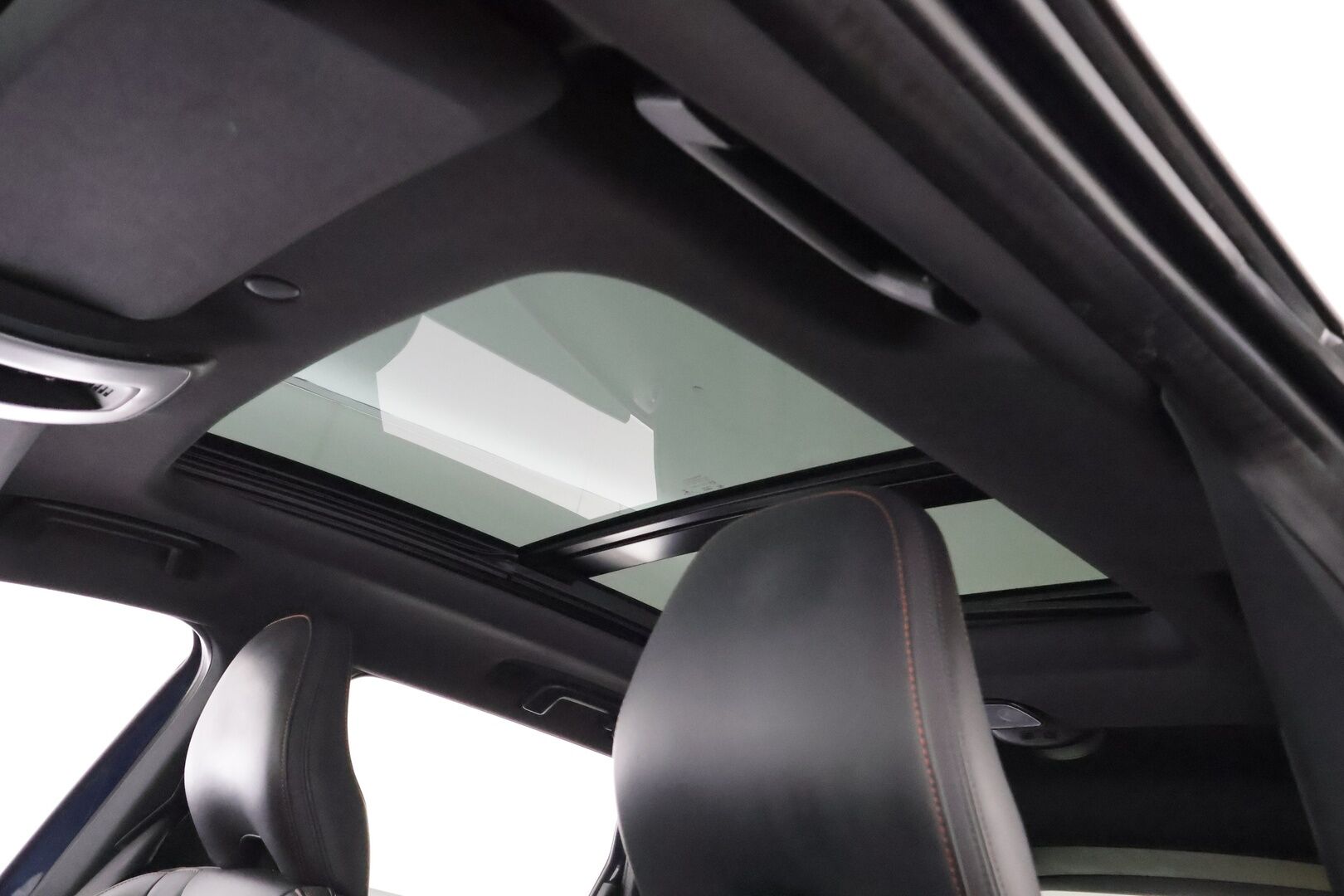 Volvo XC60 2016 D4 AWD Ocean Race aut * Webasto / Koukku / ACC / Panorama / Xenon / P.Tutkat / Navi / Kaistavahti * - Kahdet renkaat aluvanteilla