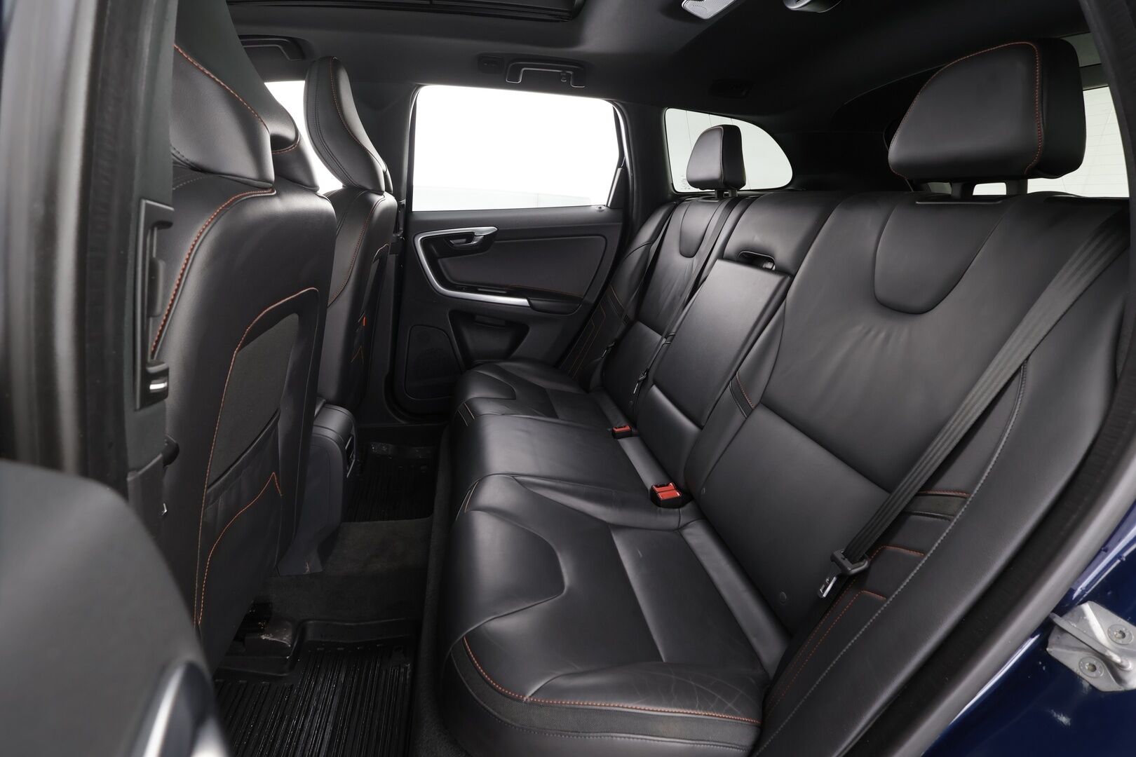 Volvo XC60 2016 D4 AWD Ocean Race aut * Webasto / Koukku / ACC / Panorama / Xenon / P.Tutkat / Navi / Kaistavahti * - Kahdet renkaat aluvanteilla