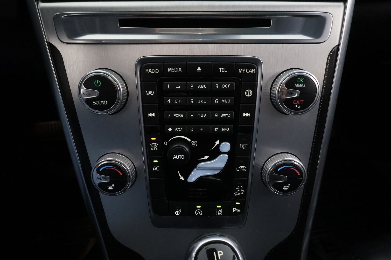 Volvo XC60 2016 D4 AWD Ocean Race aut * Webasto / Koukku / ACC / Panorama / Xenon / P.Tutkat / Navi / Kaistavahti * - Kahdet renkaat aluvanteilla