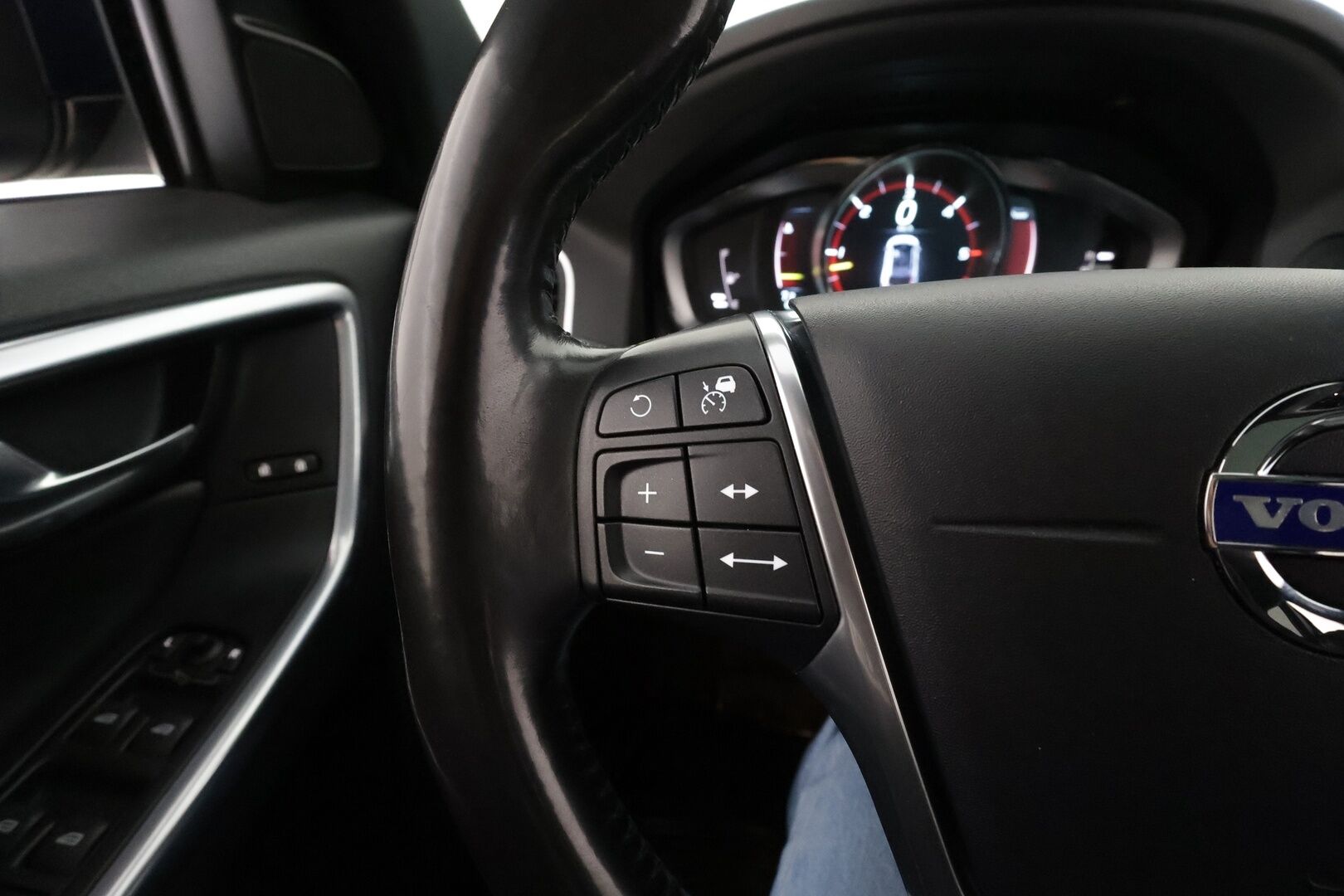 Volvo XC60 2016 D4 AWD Ocean Race aut * Webasto / Koukku / ACC / Panorama / Xenon / P.Tutkat / Navi / Kaistavahti * - Katsastettu 2/2026 / Viimeisin huolto 213tkm / Kahdet renkaat aluvanteilla