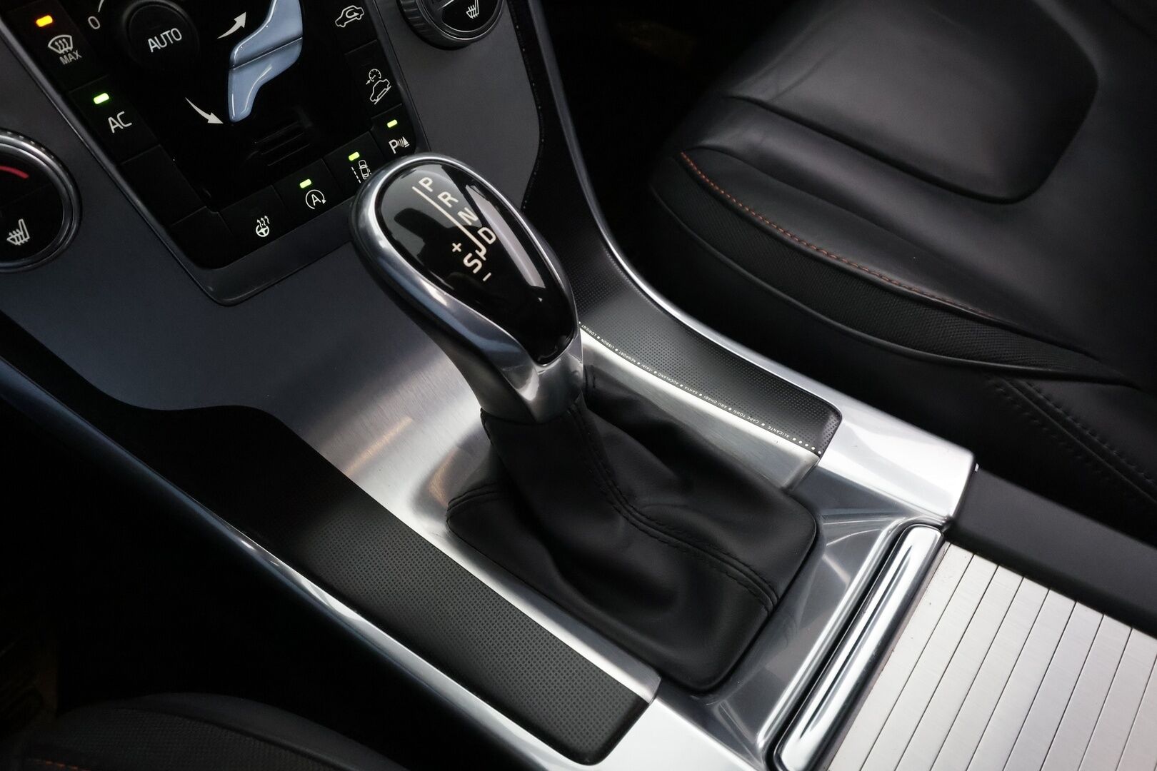 Volvo XC60 2016 D4 AWD Ocean Race aut * Webasto / Koukku / ACC / Panorama / Xenon / P.Tutkat / Navi / Kaistavahti * - Kahdet renkaat aluvanteilla