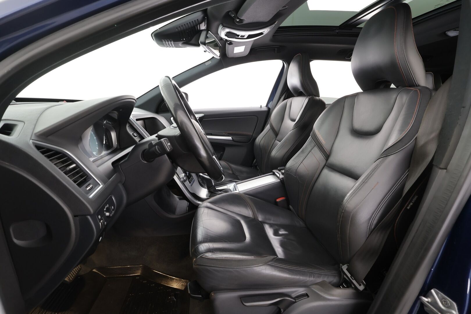 Volvo XC60 2016 D4 AWD Ocean Race aut * Webasto / Koukku / ACC / Panorama / Xenon / P.Tutkat / Navi / Kaistavahti * - Kahdet renkaat aluvanteilla