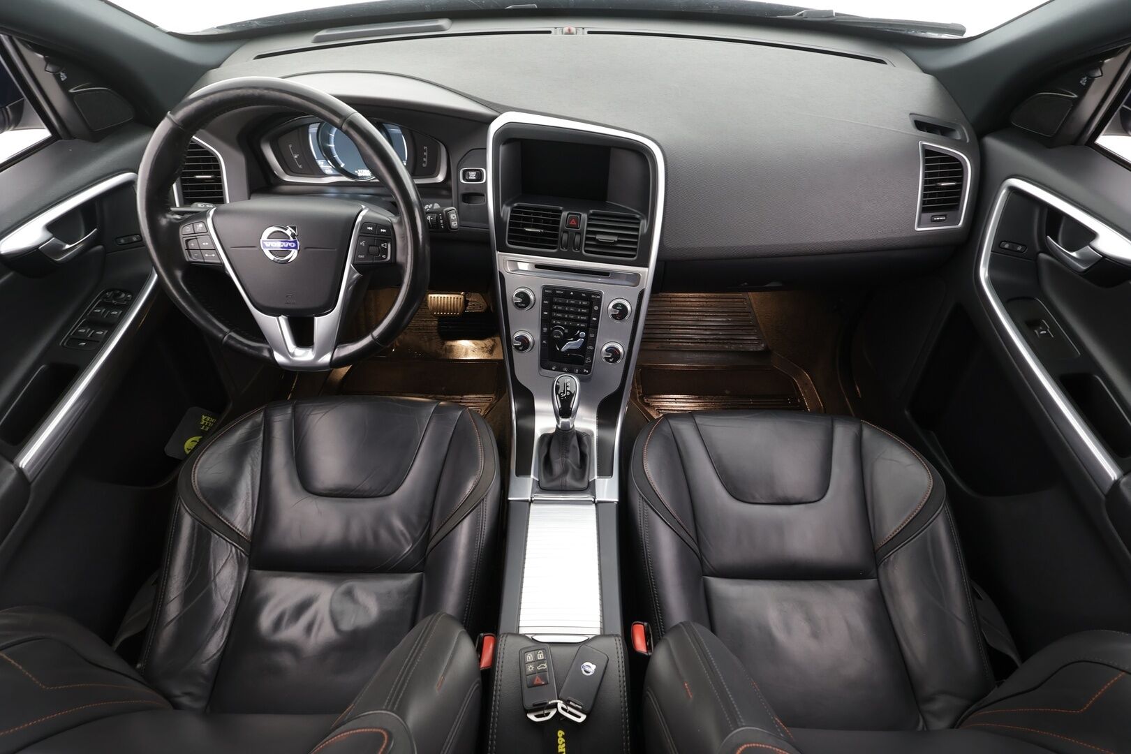 Volvo XC60 2016 D4 AWD Ocean Race aut * Webasto / Koukku / ACC / Panorama / Xenon / P.Tutkat / Navi / Kaistavahti * - Kahdet renkaat aluvanteilla