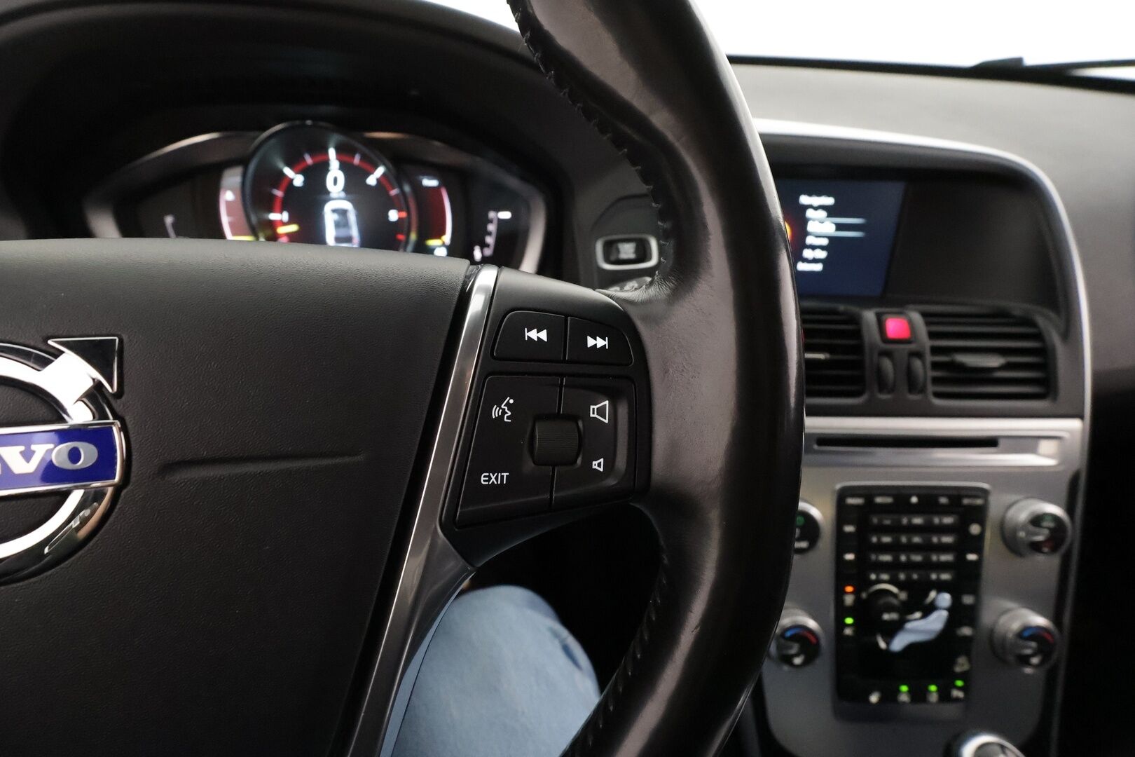 Volvo XC60 2016 D4 AWD Ocean Race aut * Webasto / Koukku / ACC / Panorama / Xenon / P.Tutkat / Navi / Kaistavahti * - Kahdet renkaat aluvanteilla